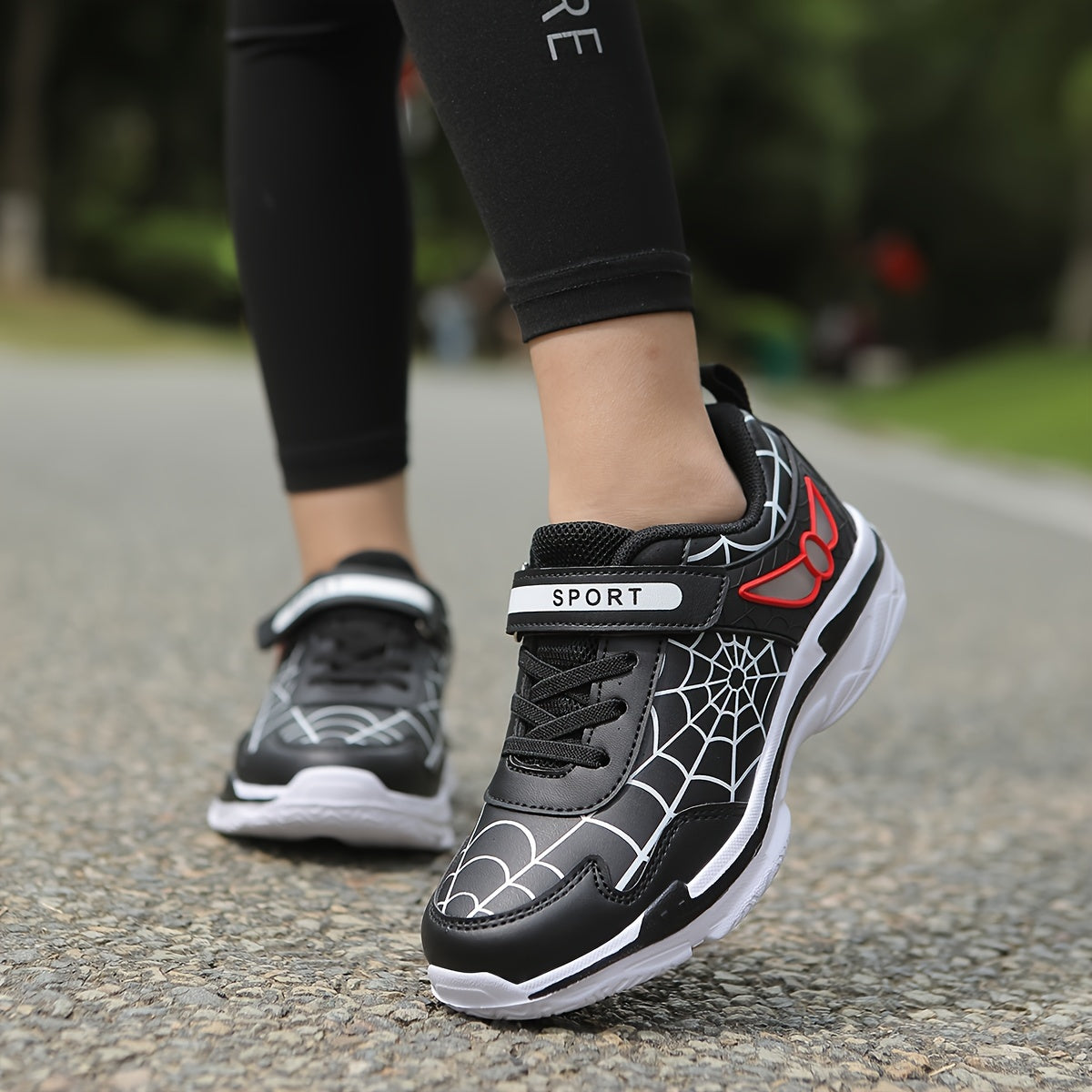 Bolalar sport krossovkalari multfilm to'siq dizayni bilan, engil va nafas oladigan, o'g'il va qizlar uchun mos. Yil davomida ochiq havoda faoliyatlar uchun ideal.