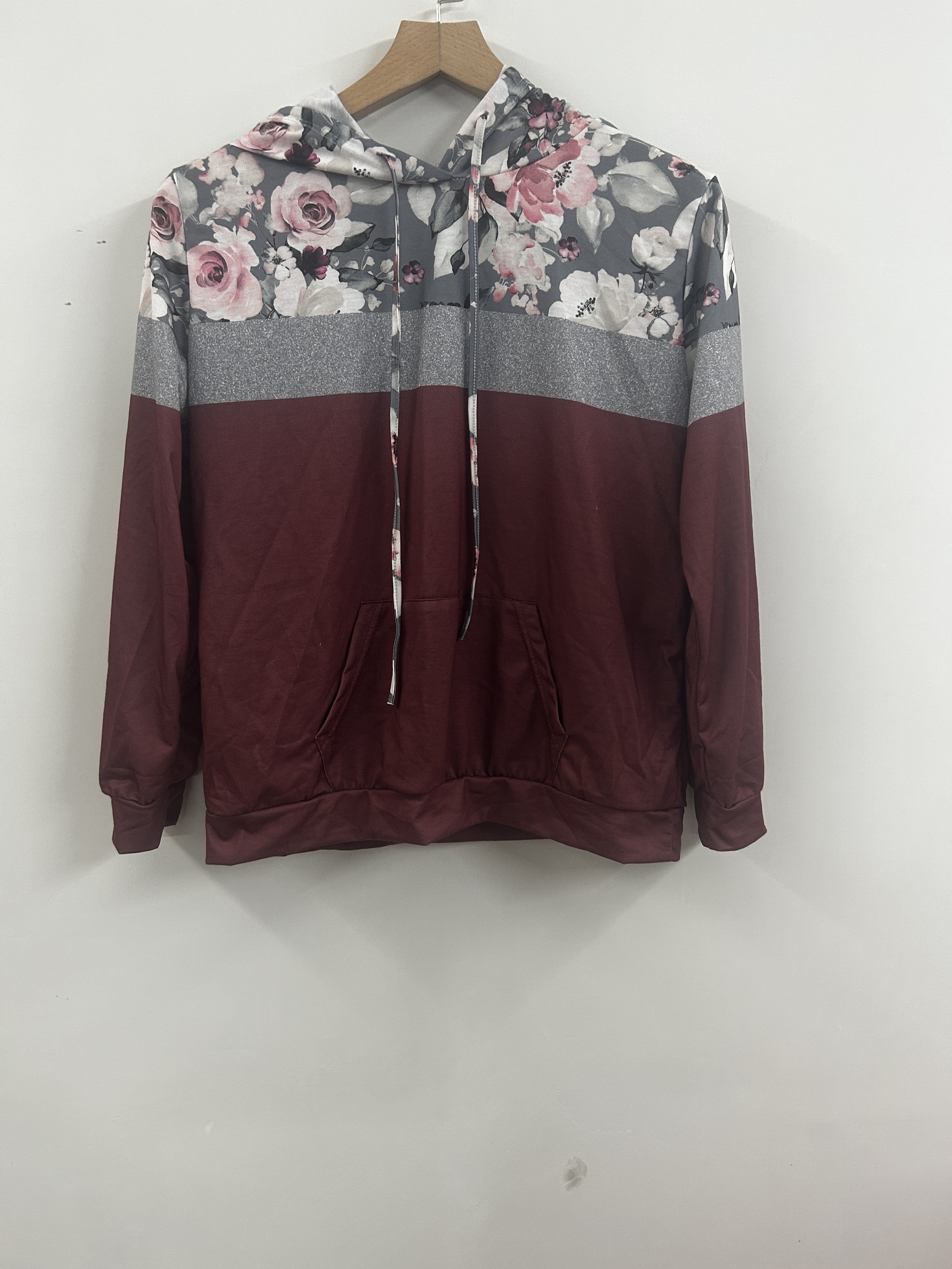 Plus size ayollar uchun rangblokli gul bosma kapşonli kiyim va cho‘ntaklar bilan