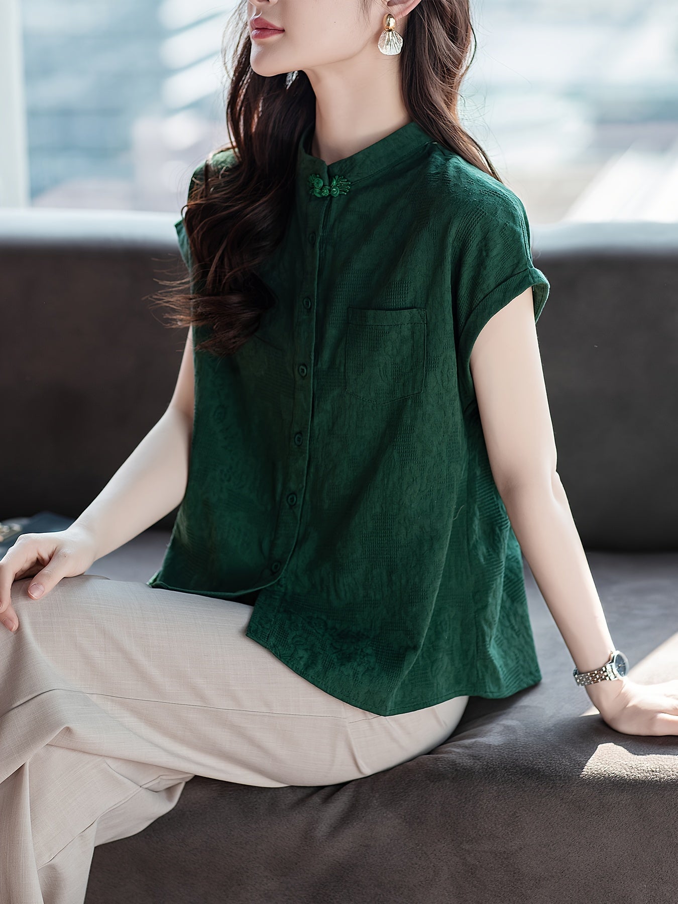 Ayollar uchun qisqa ko'ylakli ko'ylak bilan dizayn, zamonaviy tugma bilan yopiladigan top