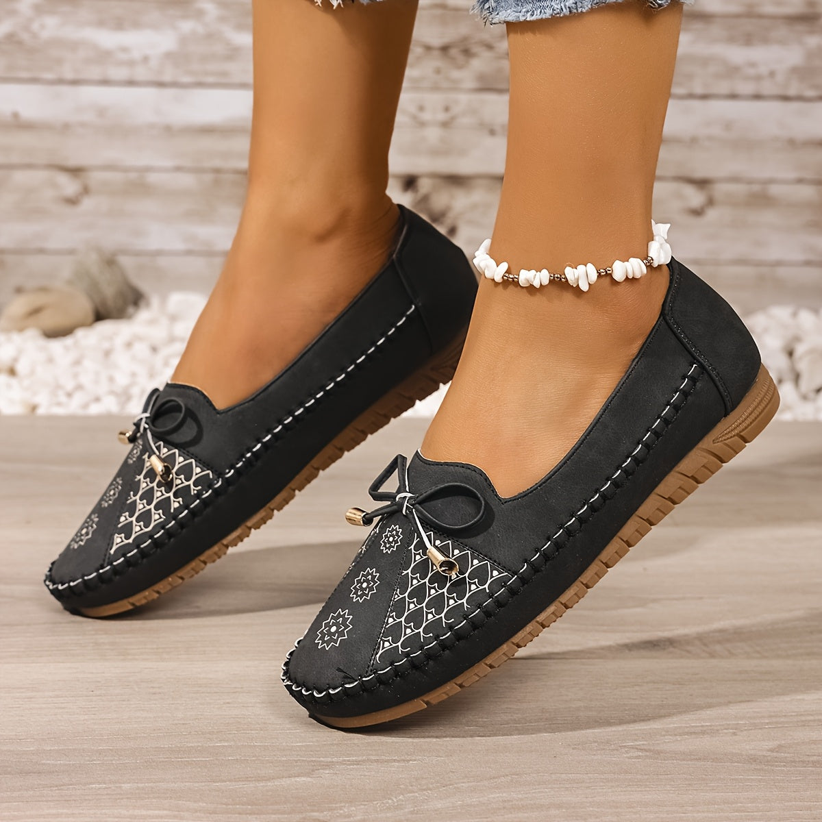 Plus o'lchamli ayollar uchun vintage slip-on tufli, kamon va geometrik naqshli bejirim aksessuarlar bilan