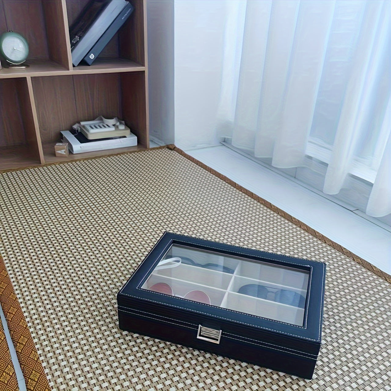 Организуйте свои солнцезащитные очки стильно с этим ретро футляром для очков из PU-кожи, который имеет 8 слотов и отделку строчкой. Стеклянная крышка позволяет легко видеть и получать доступ к вашим очкам, защищая их. Храните свои очки в этом элегантном и