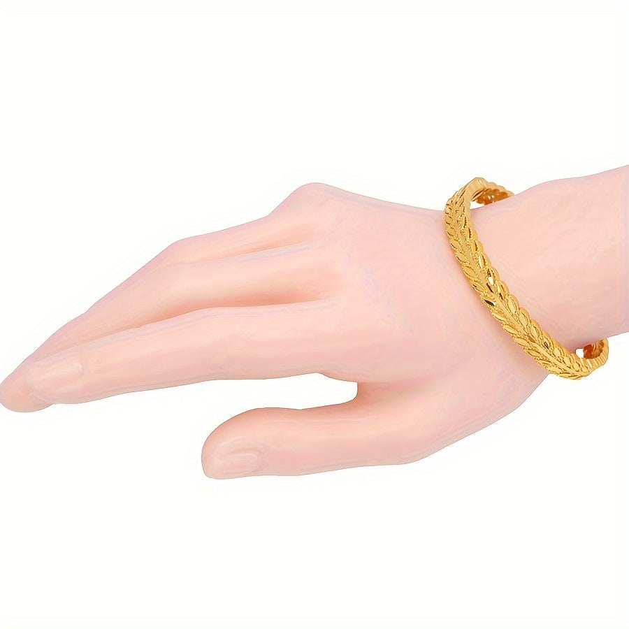 "Maqsadli tadbirlar va qo'l aksessuarlari uchun 4 ta oltin barg naqshli bilaguzuklardan iborat hashamatli etnik uslubdagi mis zargarlik to'plami."