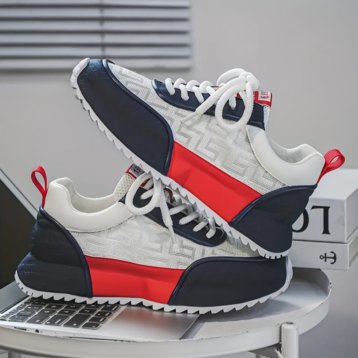 Erkaklar uchun mustahkam, sirpanmaydigan, nafas oladigan mato va bog'ichli yopiq bilan.