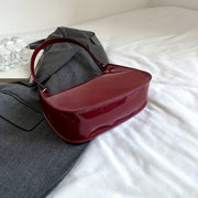 Ayollar uchun modali yelka sumkasi, porloq aktsentlar bilan, qora, maroon, qizil ranglarda mustahkam rangli sun'iy charm sumka, zip yopilishi, moyli qirralar va mustahkam naqsh dizayni, sun'iy charm materialidan tayyorlangan.