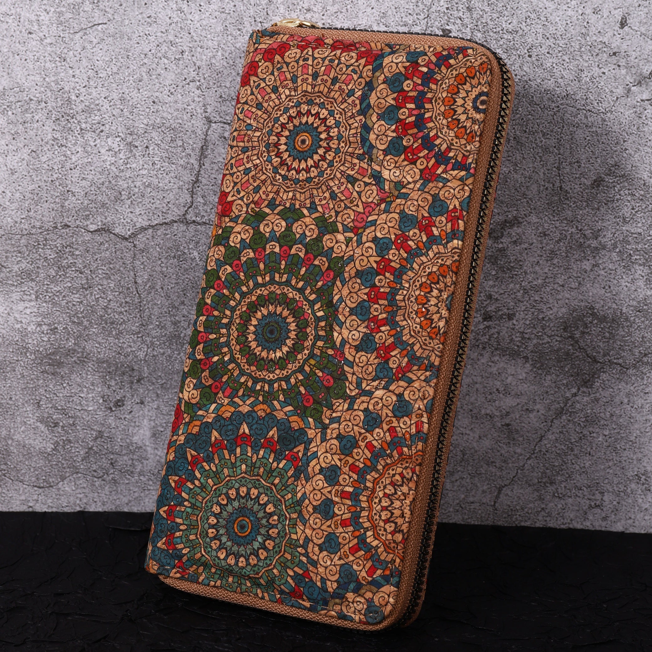 Etnik uslubdagi uzun hamyon, retro vegan charmidan yasalgan, gullar dizayni va ko'p kartochka joylari bilan.