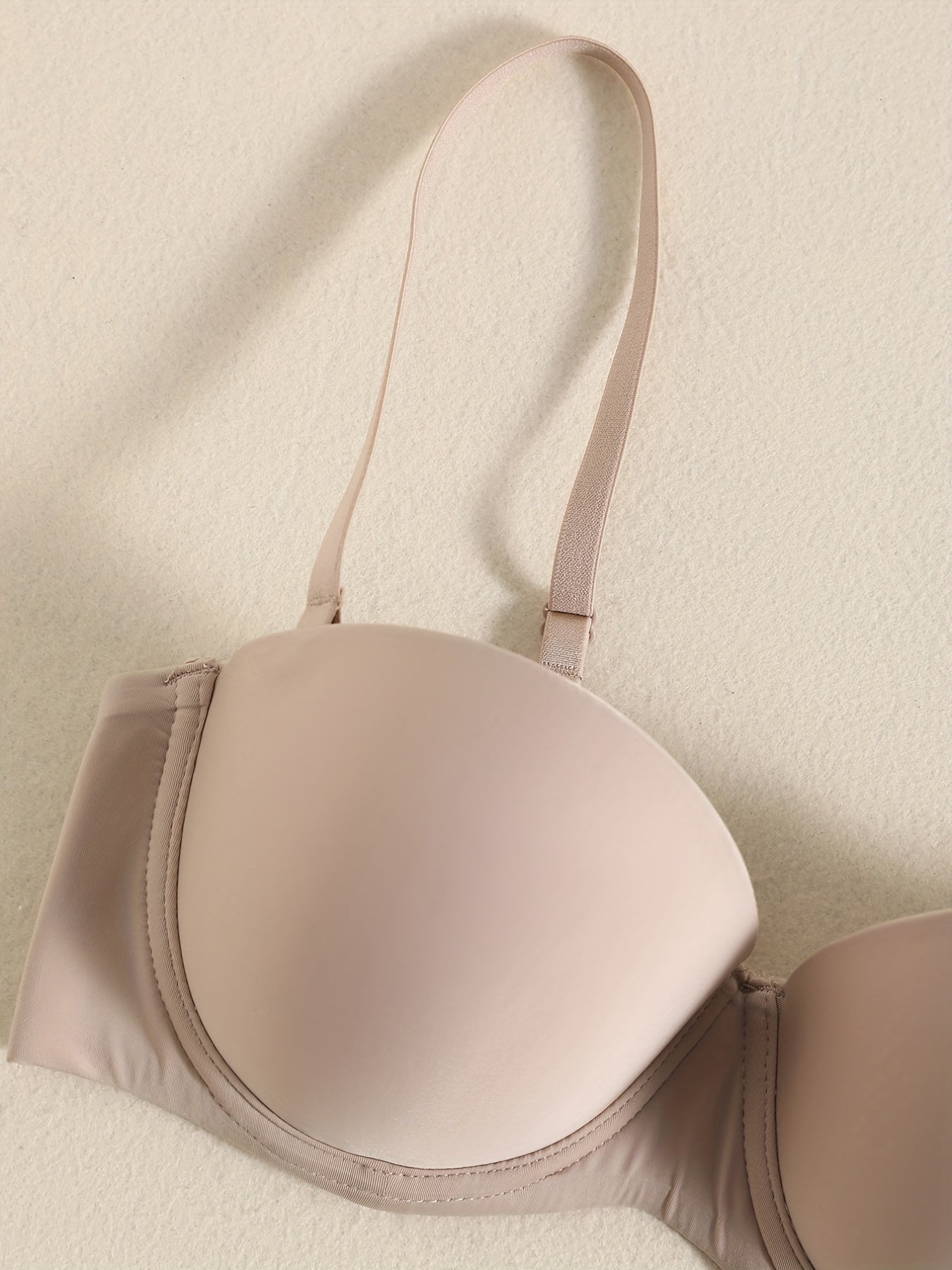 Гладкий комплект нижнего белья, включая бесшовный бюстгальтер, бюстгальтер-балконет и бикини для женщин.