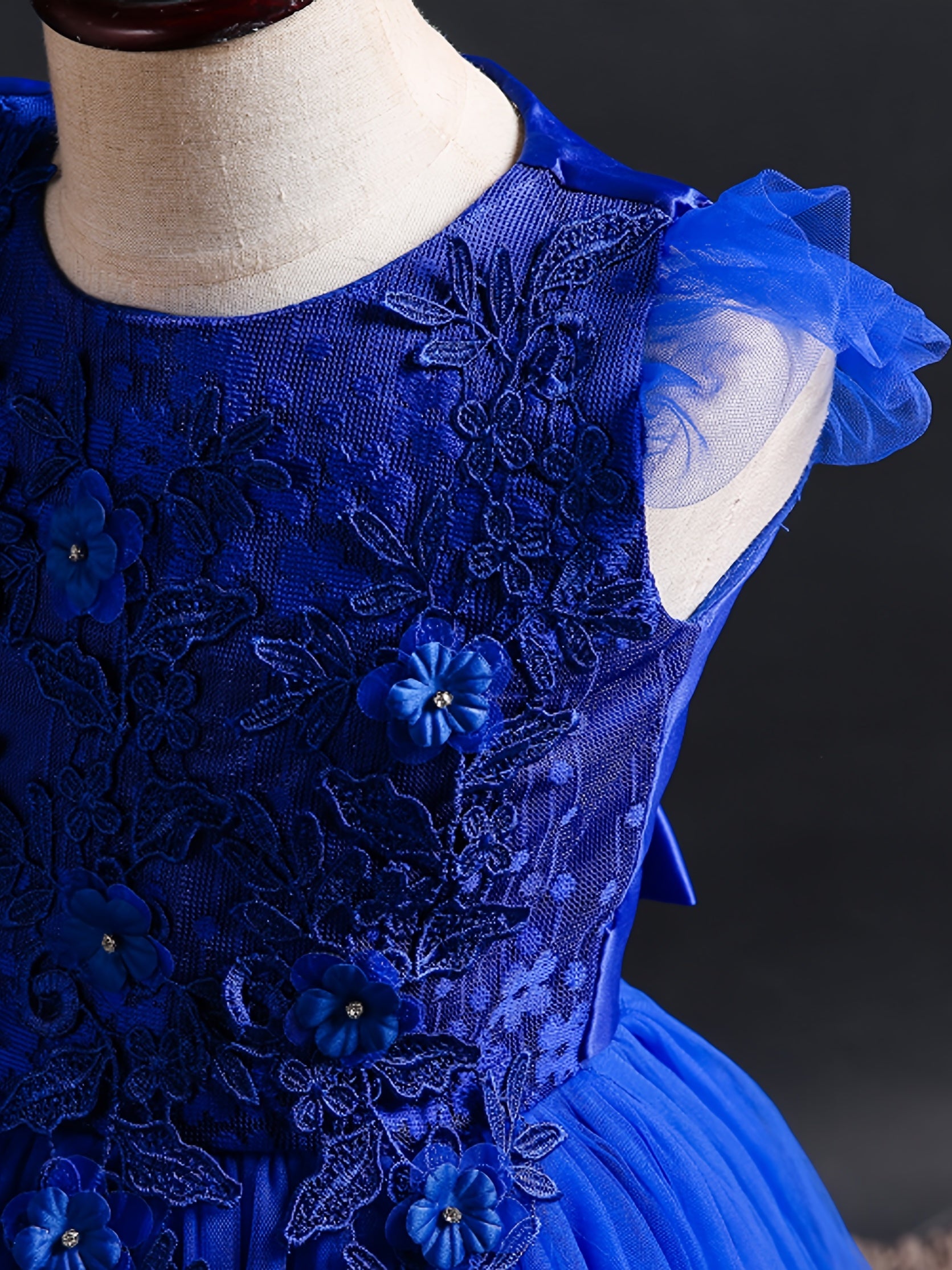 Qizlar uchun pushti malika libosi, yelkasiz, qirrali yelka detali bilan, A-shaklidagi tull skirti, belga bog'langan, nafis dantel trim va appliqué dizayni, 5-14 yoshdagi bolalar uchun mos, tug'ilgan kun uchun ideal.