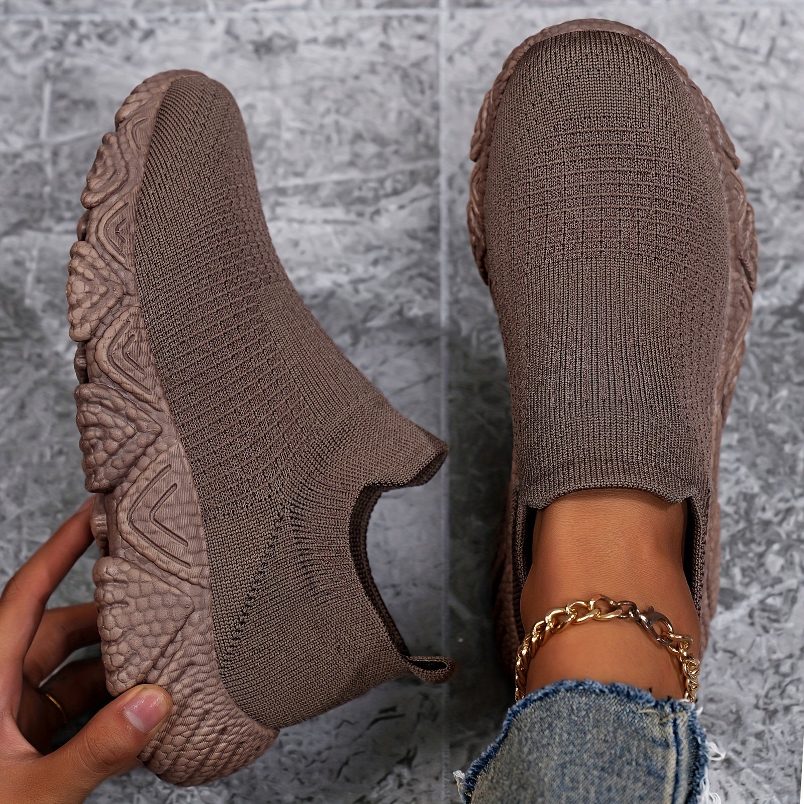 Женские дышащие вязаные кроссовки с амортизирующей подошвой для стабильности в любое время года. Однотонные, без принтов.