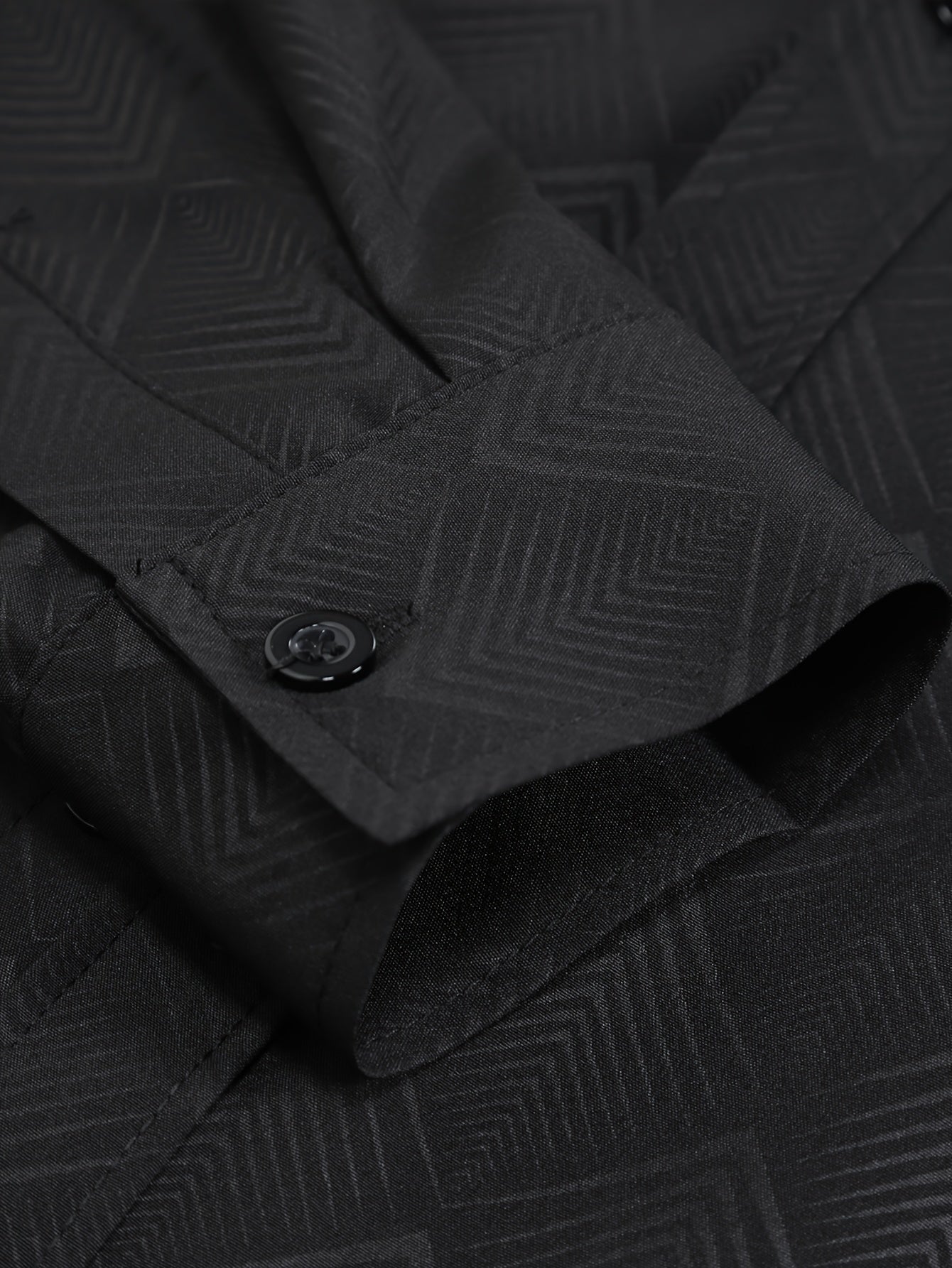 Ijodiy herringbone naqshli bosma ko'ylak, plussiz erkaklar uchun tor kesim. Biznes/rasmiy tadbirlar uchun mos.