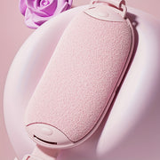 USB orqali zaryadlanadigan bel va qorin massaj qilish kamar, issiq siqish bilan, ixcham dizayn. Qizil rangda, binafsha atirgul naqshi bilan. Menstrual og'riqlarni kamaytirish uchun ideal sovg'a. Namni so'rib oladigan mato bilan qulay kiyish.