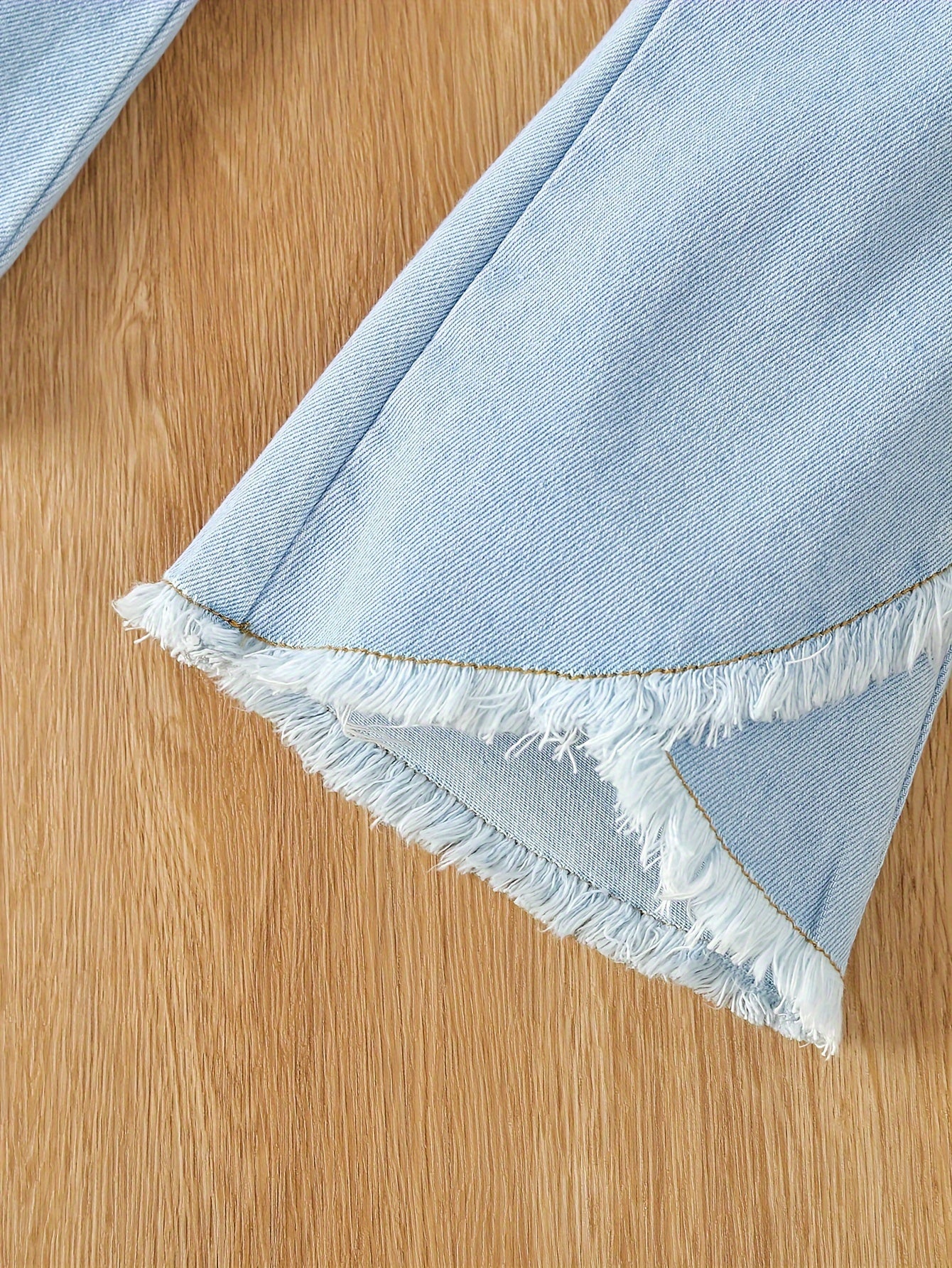 Qizlar uchun tasodifiy uslubdagi sviter, harf bosma va denim bell-bottom fringe shimlar to'plami bahor va kuz uchun