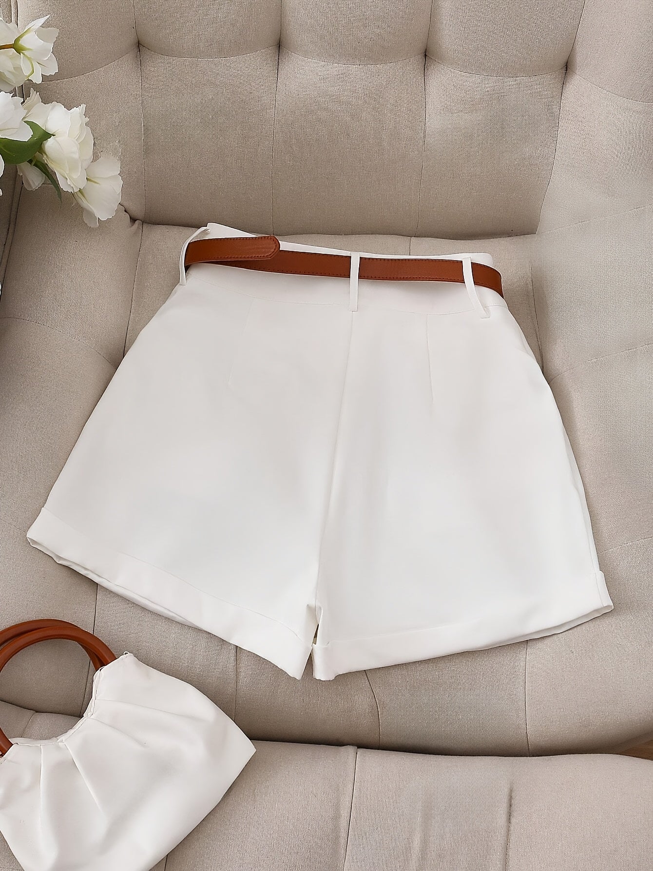 Yuqori belli, bir rangli, ayollar uchun tasodifiy shortlar, yoz uchun mukammal, tor kesim va nafas oladigan mato bilan.