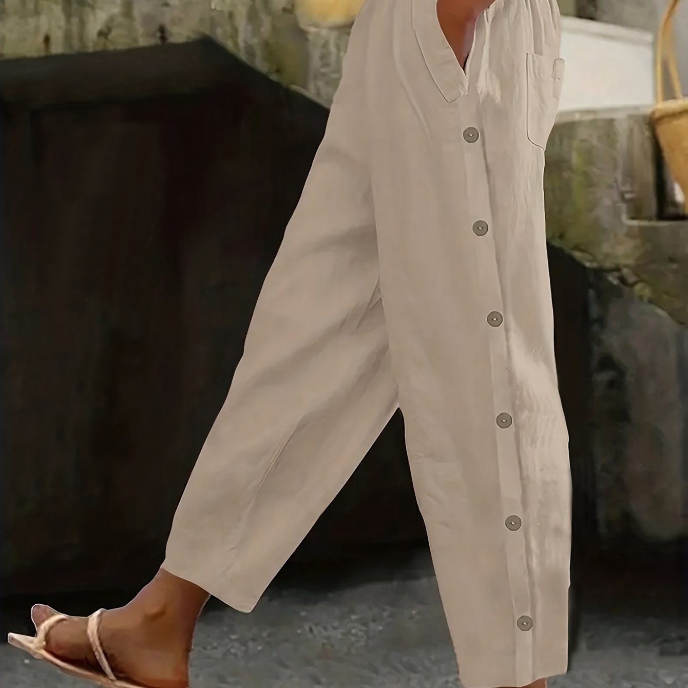 Pantalones de mujer de talla grande con pierna ancha y detalles de botones en gris claro