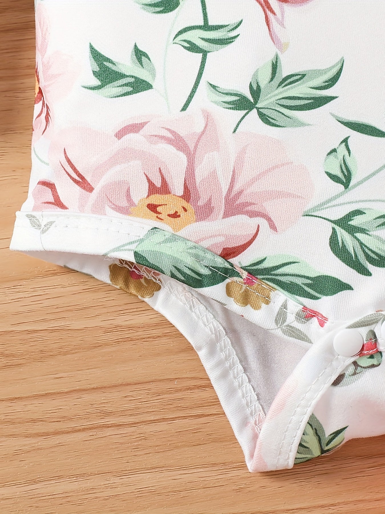 Qizlar uchun 3-qismli paxta to'plami, cho'ziladigan kamarli cho'ntakli shimlar, ruffle yelkalari bilan gullar naqshidagi uzun qo'lqonli romper va kamonli boshbandni o'z ichiga oladi. Bahor/kovakda ochiq havoda kiyish uchun mukammal.