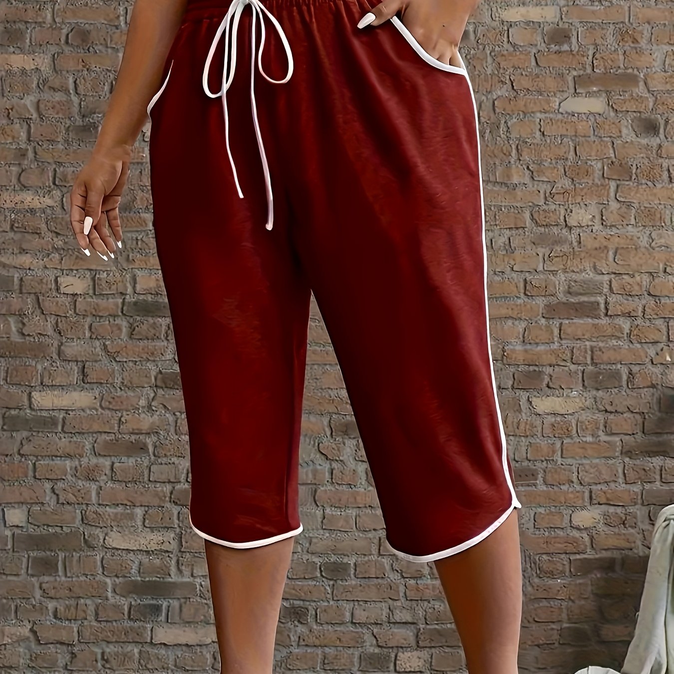 Capris casual de talla grande para mujer con bolsillos de contraste, cintura elástica, bloque de colores rojo y negro