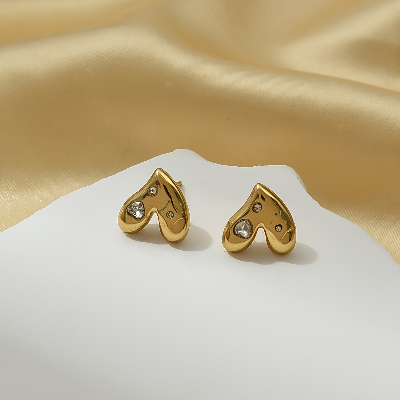 "Valentine's Day yurak shaklidagi rhinestone stud bilaguzuklari zanglamas po'latdan - oddiy va zamonaviy dizayn, har qanday tadbir uchun mos. Ayollar uchun abadiy zargarlik buyumlari, qiz do'sti yoki xotin uchun ideal sovg'a."