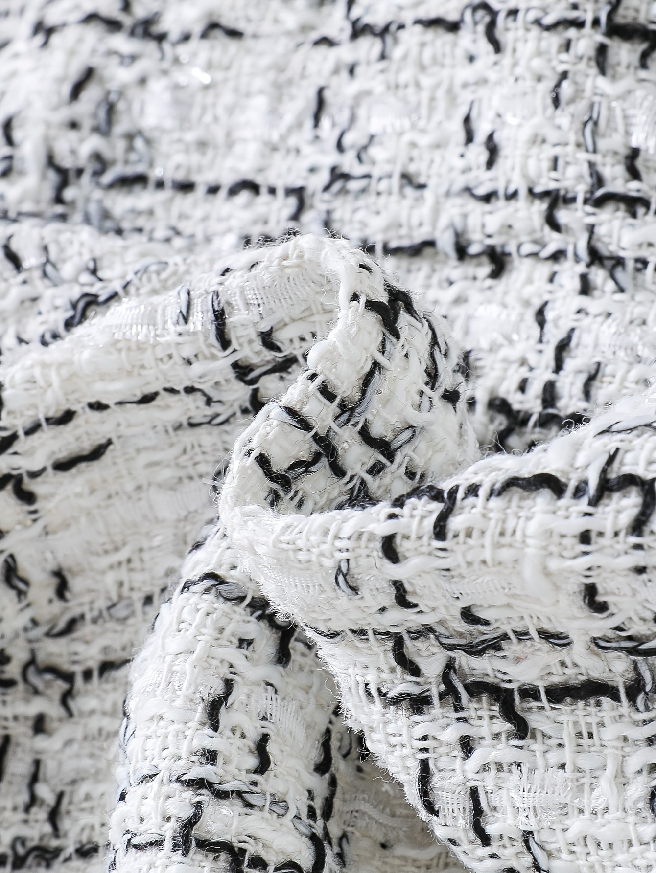 Qizlar uchun nafis to'qilgan to'qima plitkali jakkard va yubka to'plami, bahor va kuzda ochiq havoda kiyish uchun mukammal.