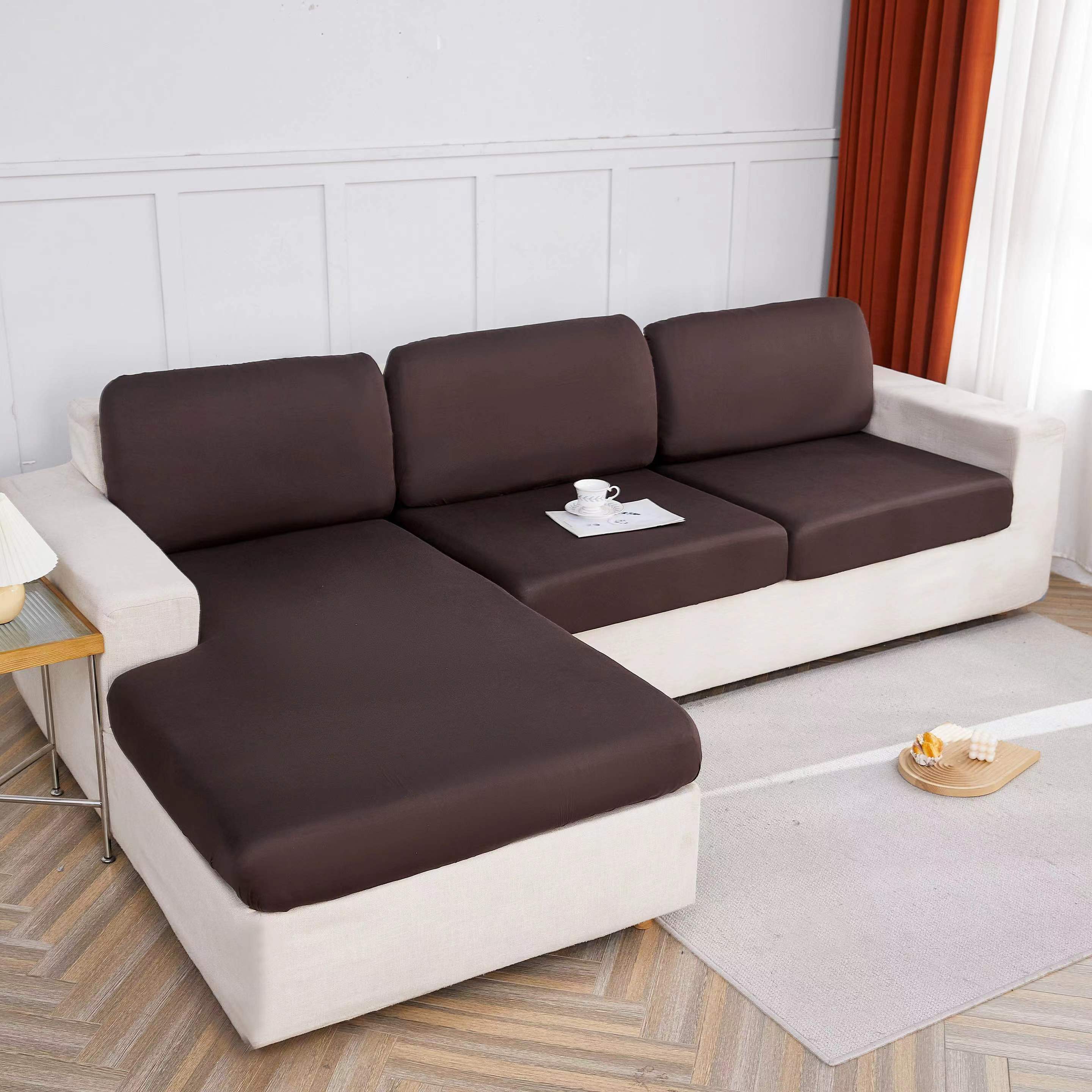 Elastik pastki bilan cho'ziladigan divan yostiq qoplamasi, yashash xonasi divanlarida oson olib tashlash va chizish qarshiligi uchun mo'ljallangan.