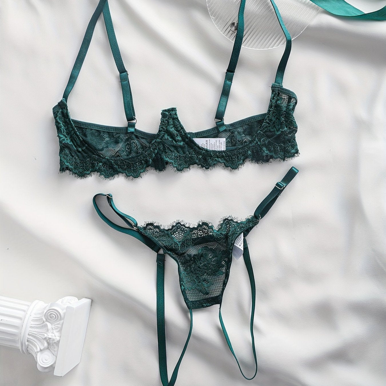 Gul dizayni, nozik kamarlar va orqa qismi ochiq kesimga ega bo'lgan ayollar uchun dantel ichki kiyim to'plami.