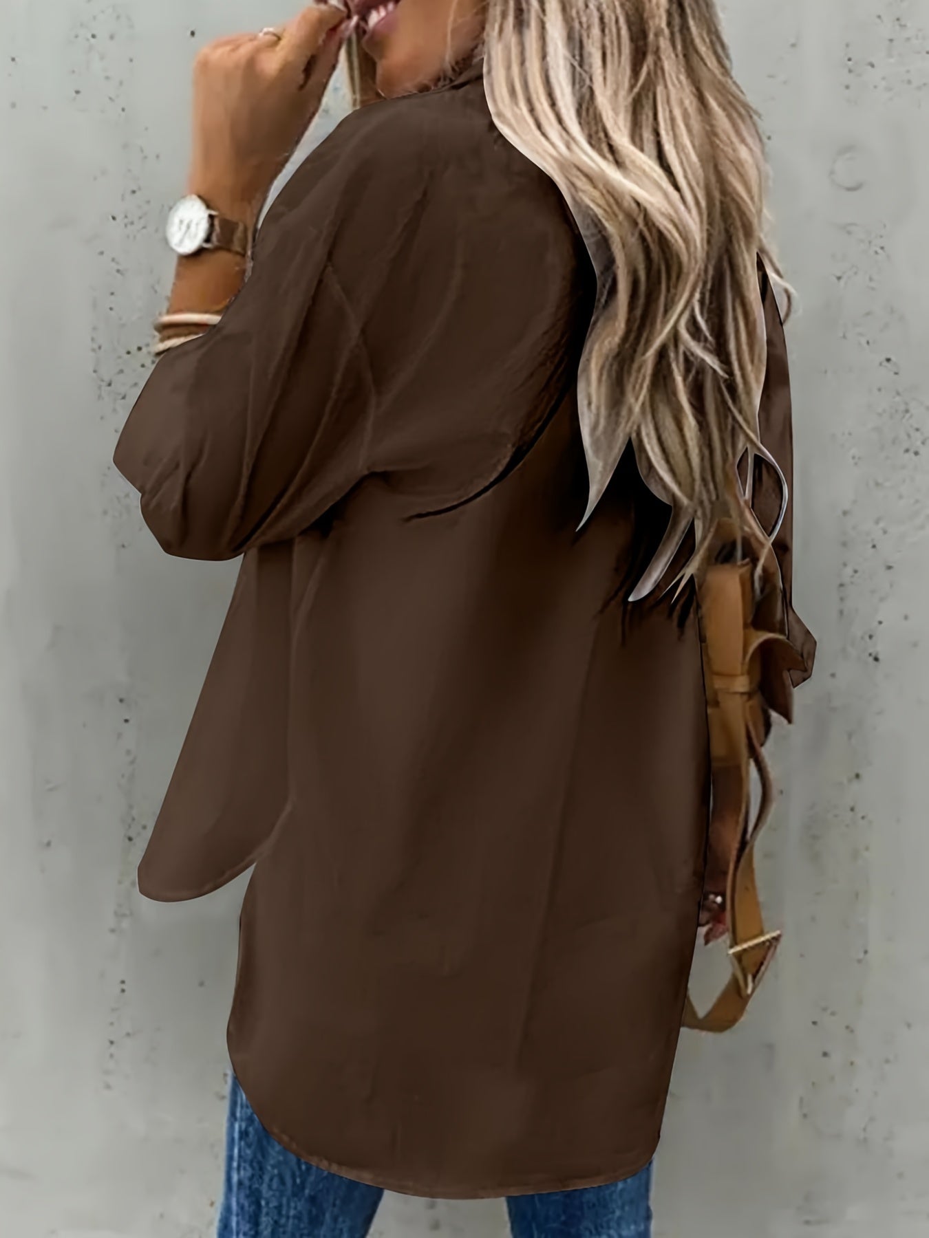 Plus o'lchamli ayollar uchun yengil ko'k rangli kundalik bosma tugma bilan old qismi ko'krak cho'ntaklari bilan ko'ylak