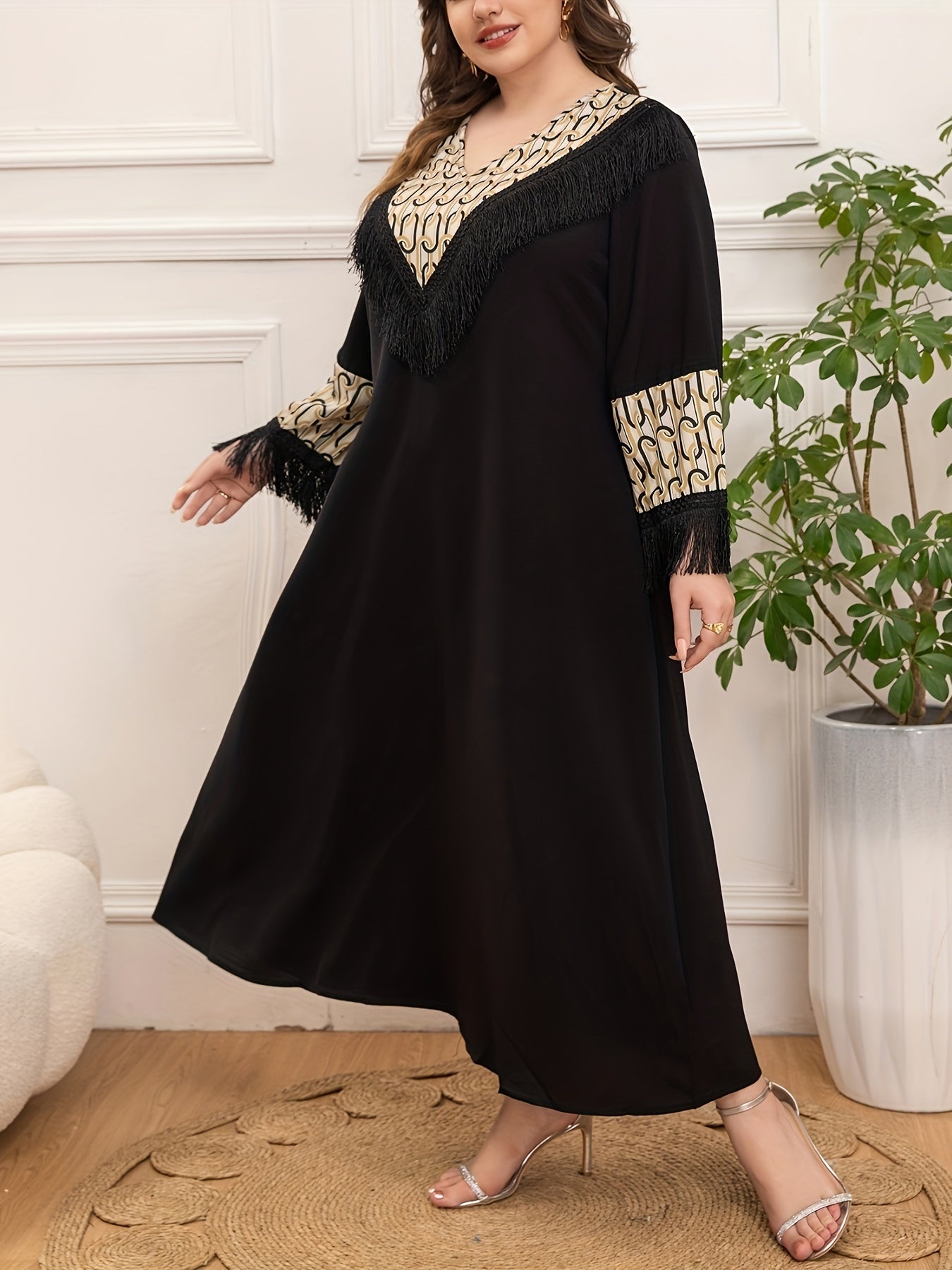 Plus o'lcham ayollar uchun V-yonoqli tassel kiyi qora geometrik bosma barcha mavsum uchun