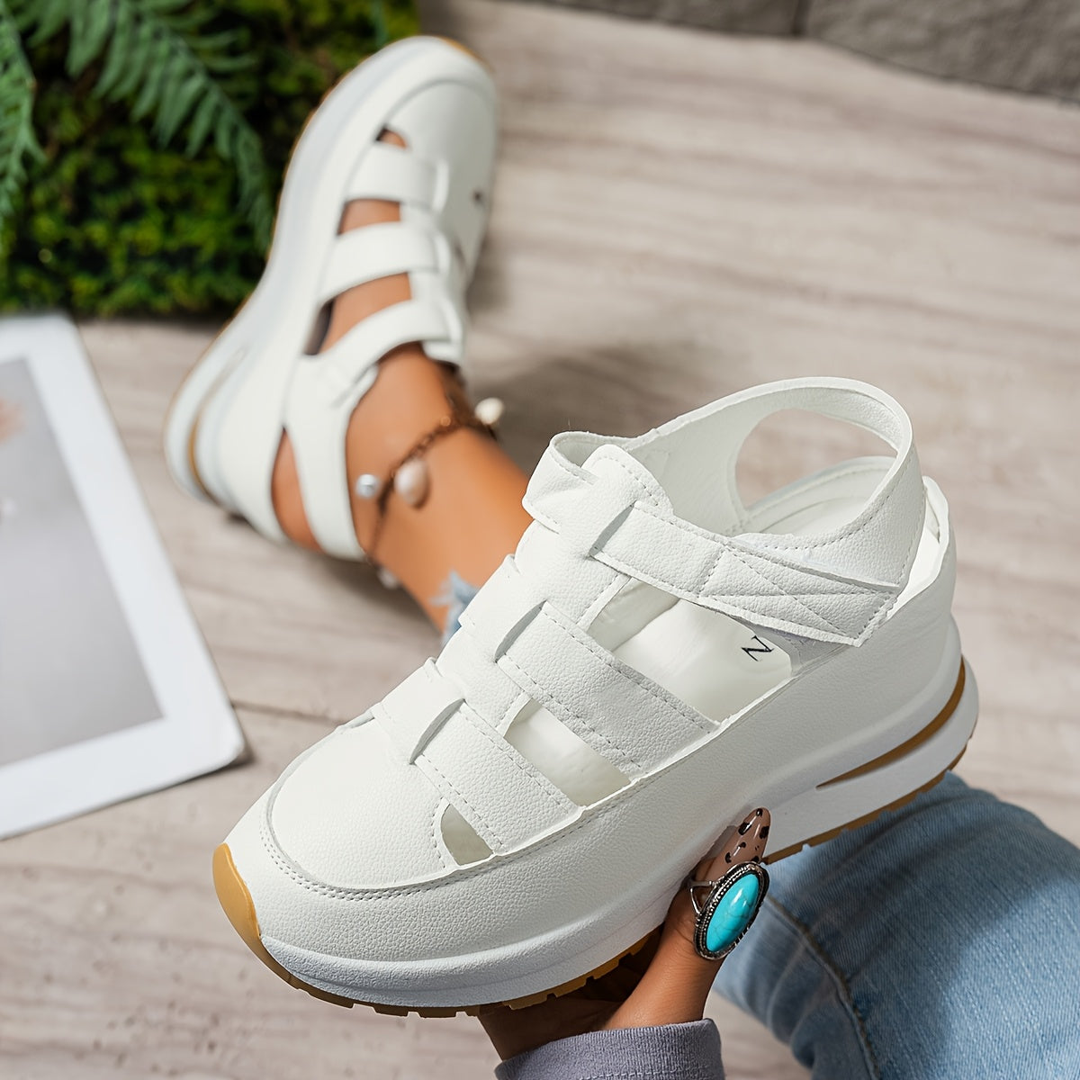 Ayollar uchun platforma sandallari, ko'rinmas balandlik oshiruvchi, sehrli lenta yopilishi, sun'iy charm ustki qismi va sirpanmaydigan kauchuk taglik.