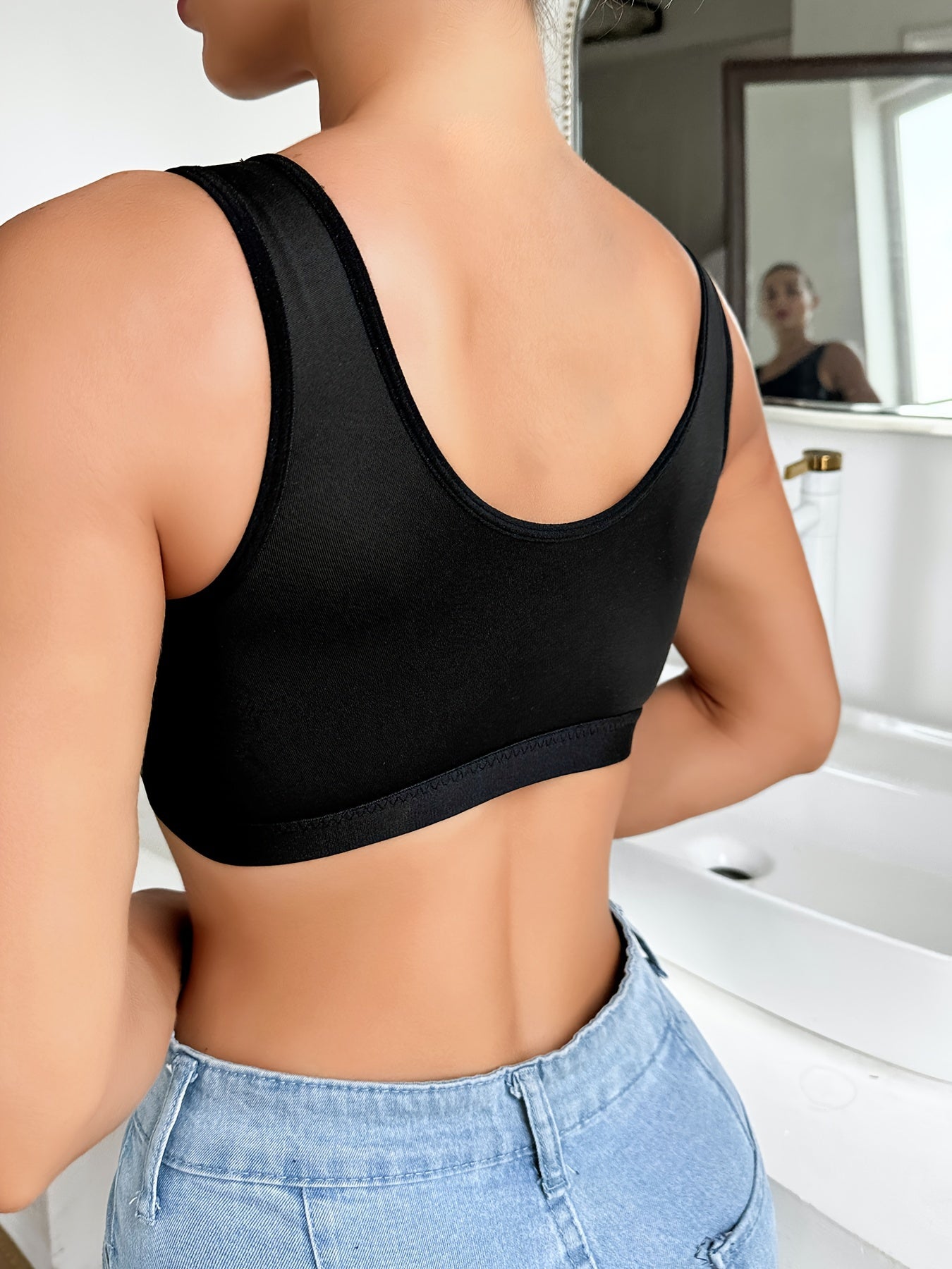 Ayollar uchun yarim shaffof dantel tafsilotlari bilan yangi simsiz brass, qo'l bilan yuvilishi mumkin va polyester va elastandan tayyorlangan.