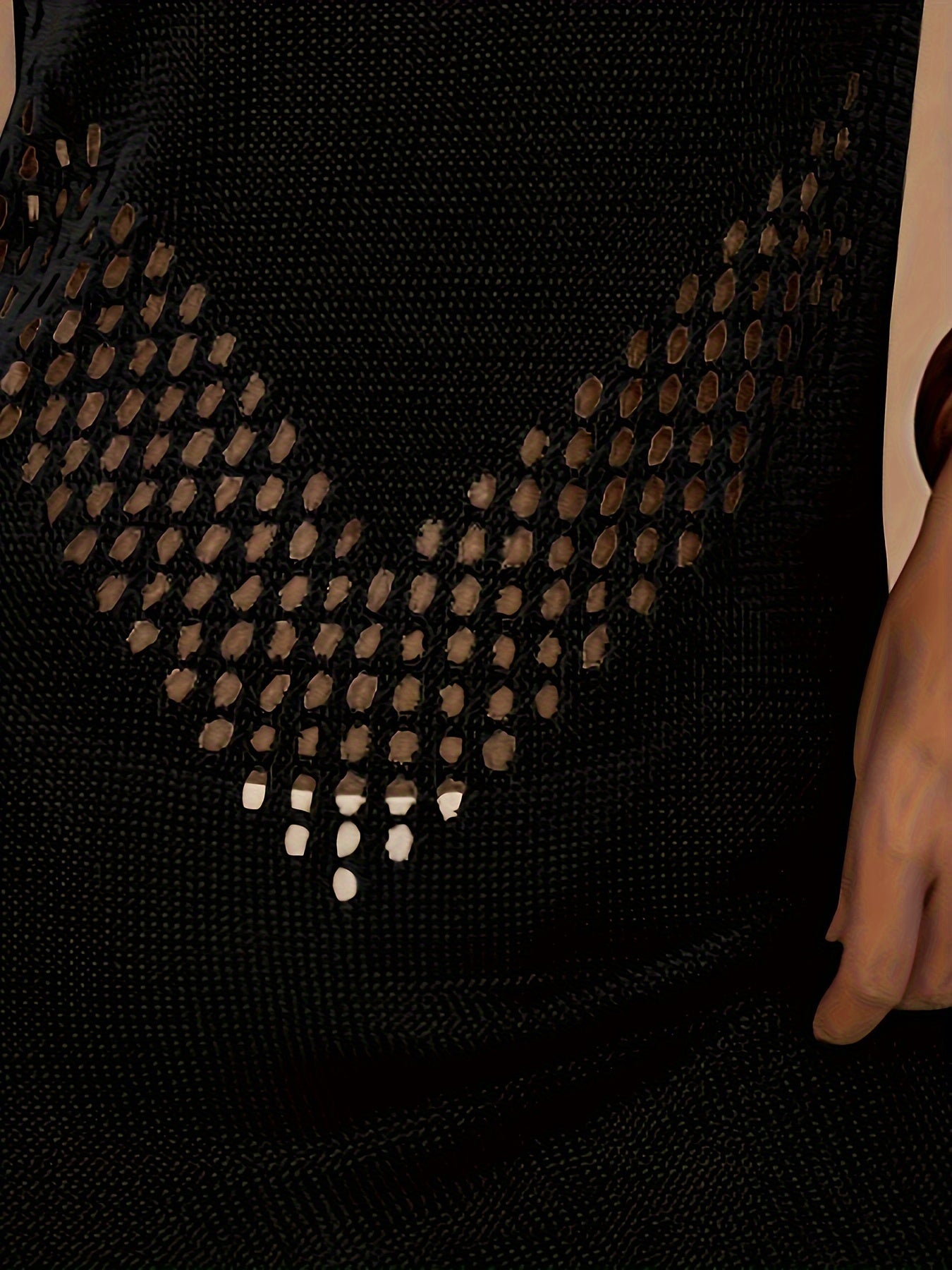 Ayollar uchun jozibali V-shaklidagi yengsiz plyaj qoplamasi, shaffof to'qilgan polyester belbog'li yubka va kesilgan tafsilotlar bilan; yozgi sayohatlar uchun engil va zamonaviy.