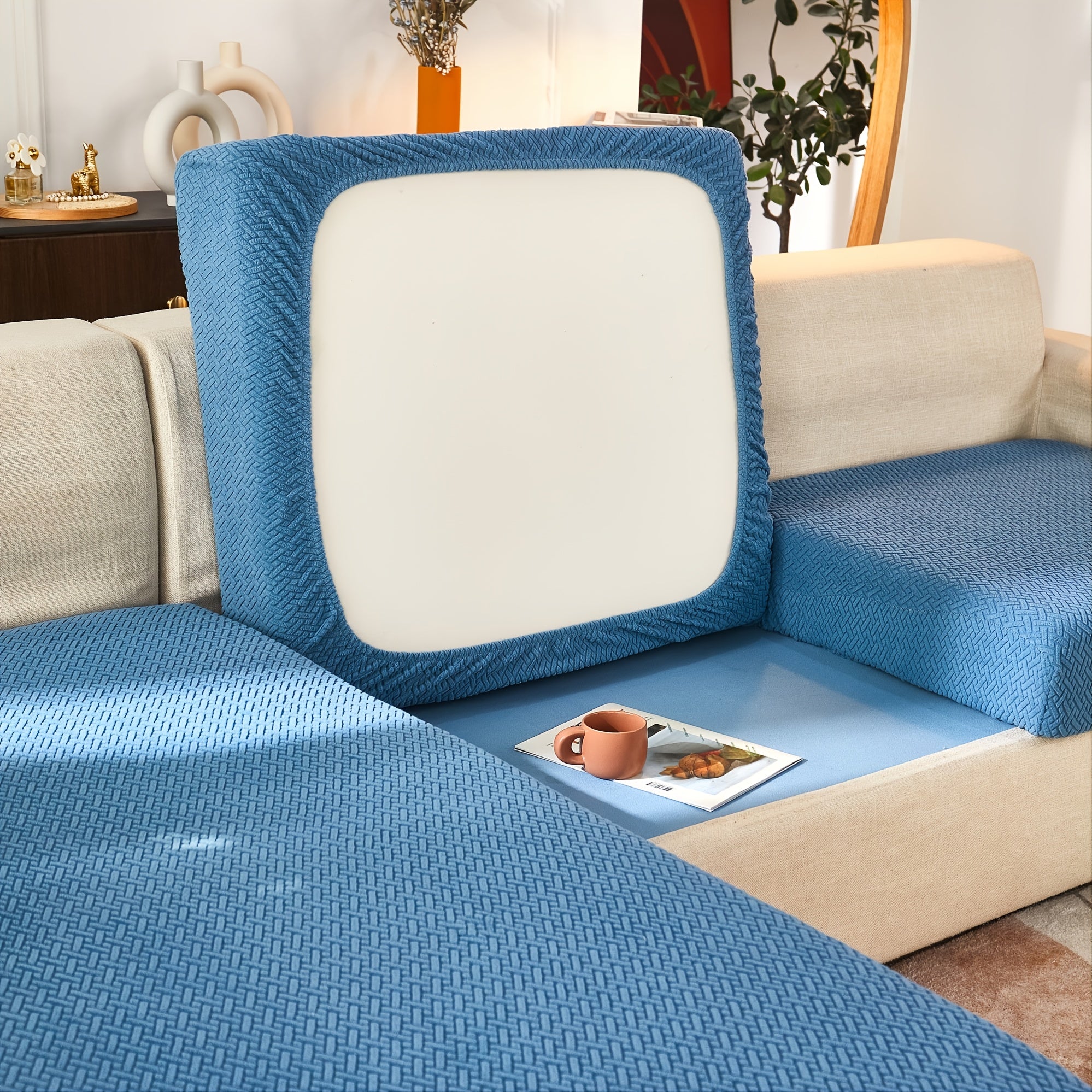 Современный серый чехол для подушки дивана с эластичной посадкой и мягкой текстурированной тканью. Машинная стирка для повышения комфорта в гостиной.