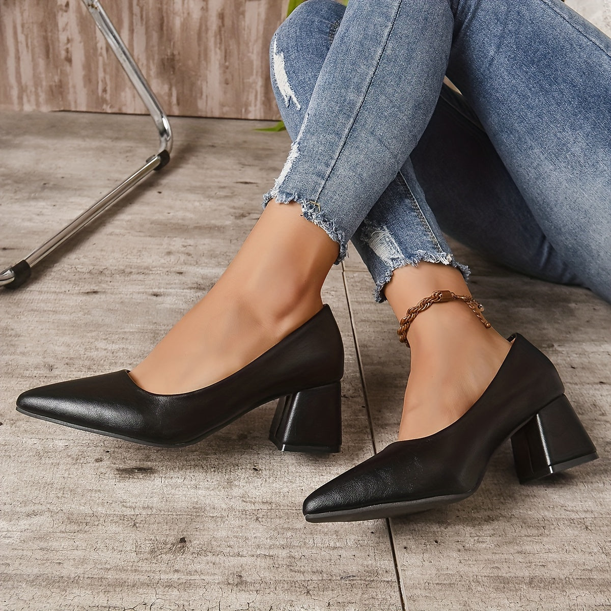 Ayollar uchun to‘g‘ri burchakli va qalin o‘rta poshnali, ofis ishlariga mos rangli pumpalar.