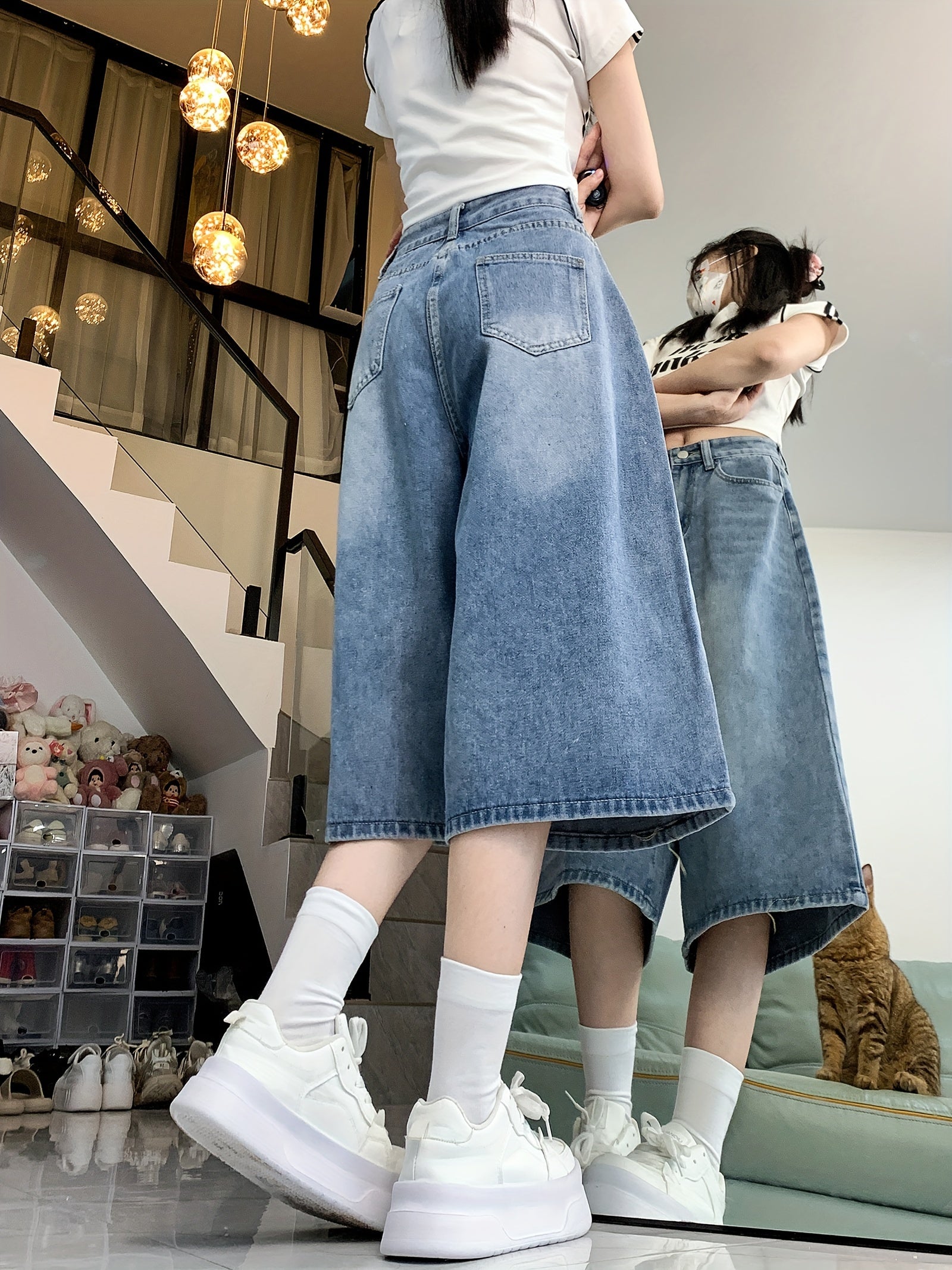 Ayollar uchun yuqori belli denim shortlar, tugmachali, to'g'ri oyoq va ozgina cho'ziladigan, bahor/yaz uchun mukammal.