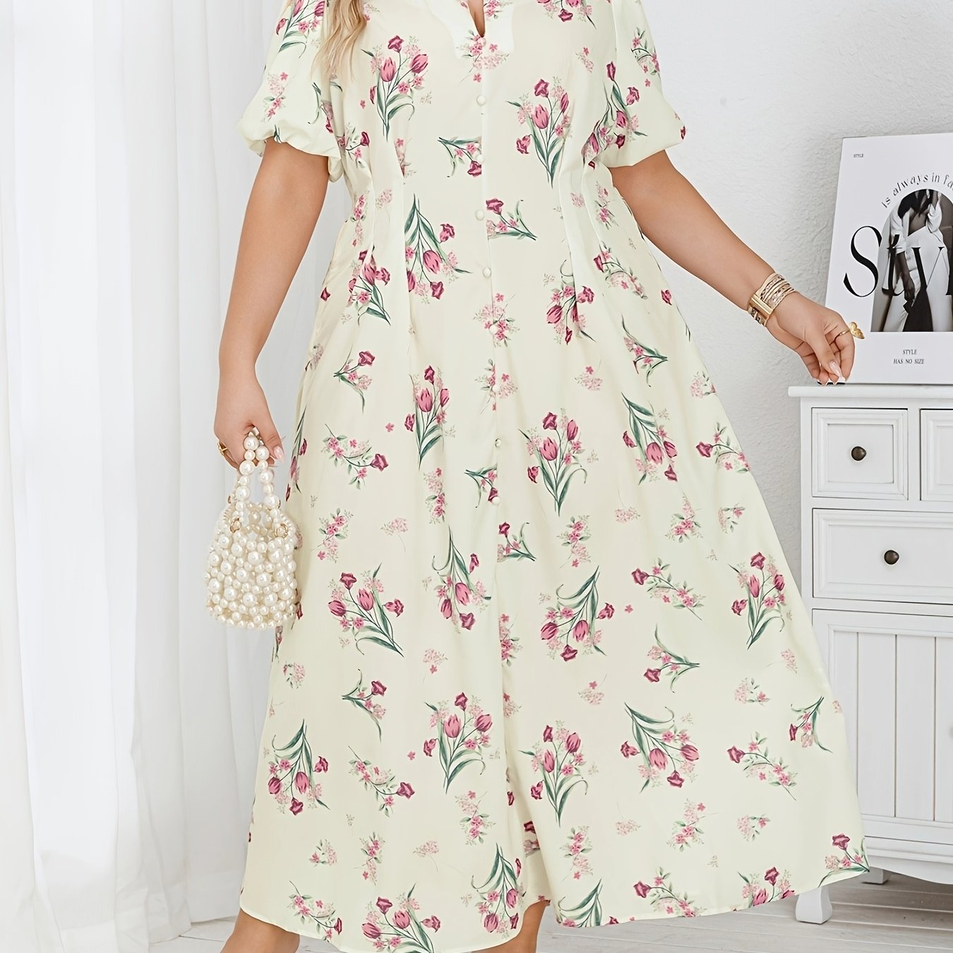 Ayollar uchun gul bosma keng o'lchamdagi kiyingan libos, nafis O'rta Sharq uslubida