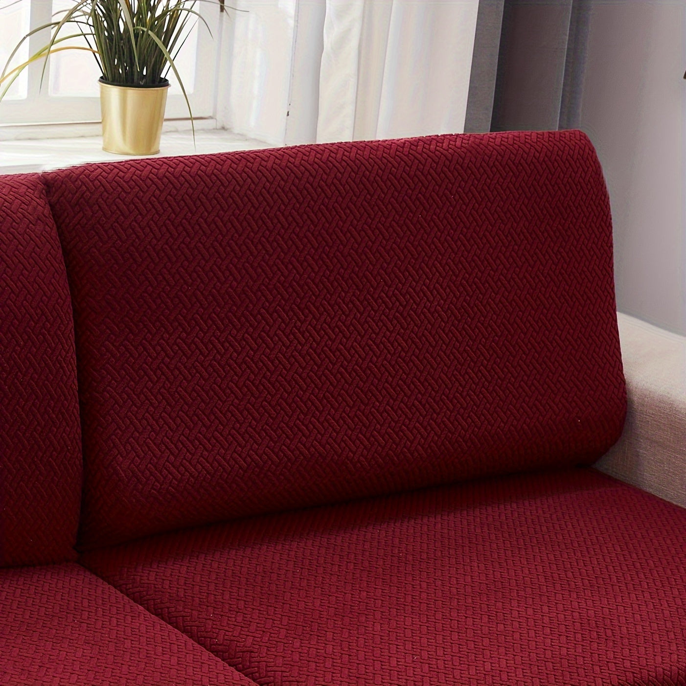 Современный серый чехол для подушки дивана с эластичной посадкой и мягкой текстурированной тканью. Машинная стирка для повышения комфорта в гостиной.