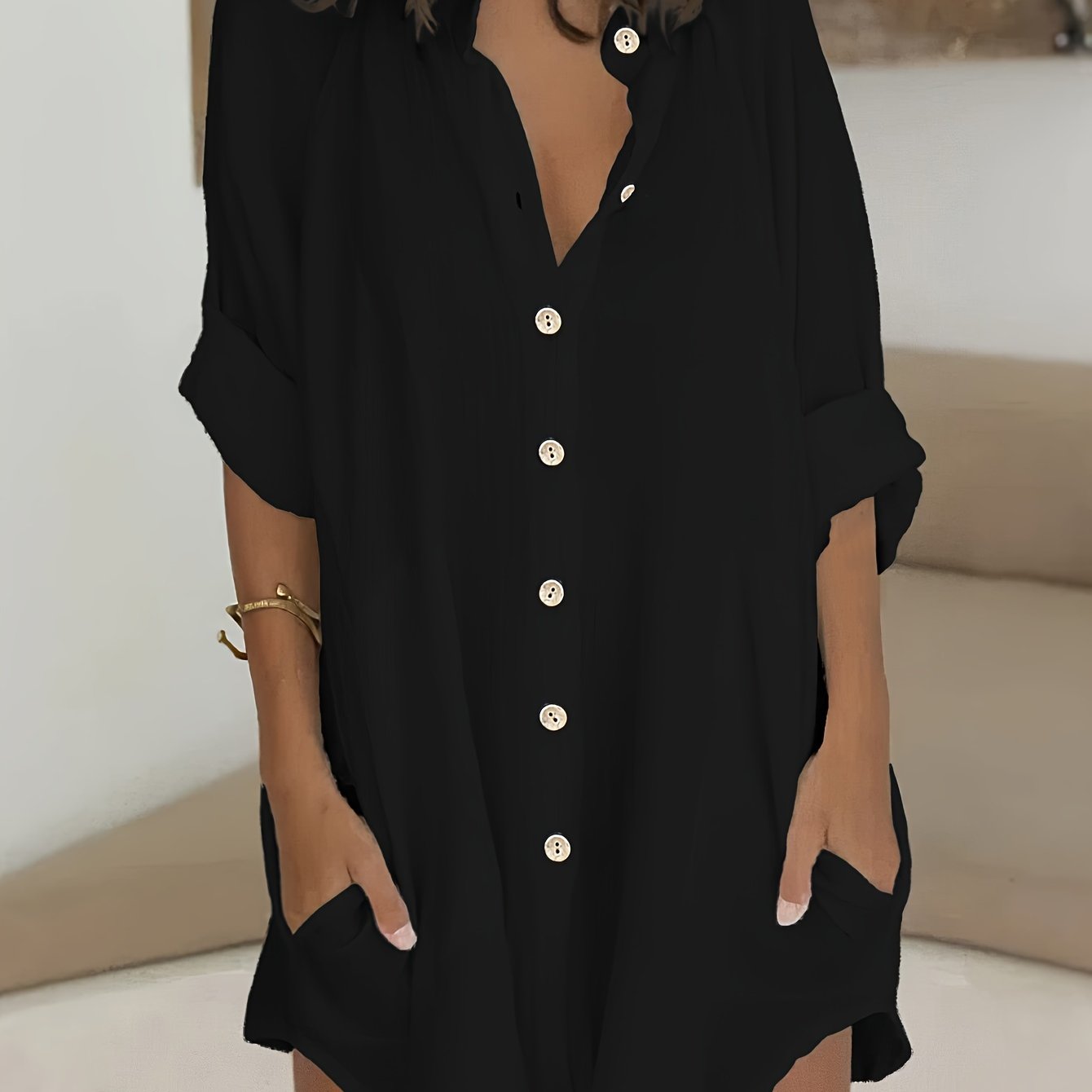 Yengil ko'k rangdagi ayollar uchun plussiz casual tugmachali ko'ylak, qisqa yenglar va old tomonida cho'ntak bilan, bahor/yaz/kuz uchun ideal, erkin kesim, cho'zilmaydigan mato.