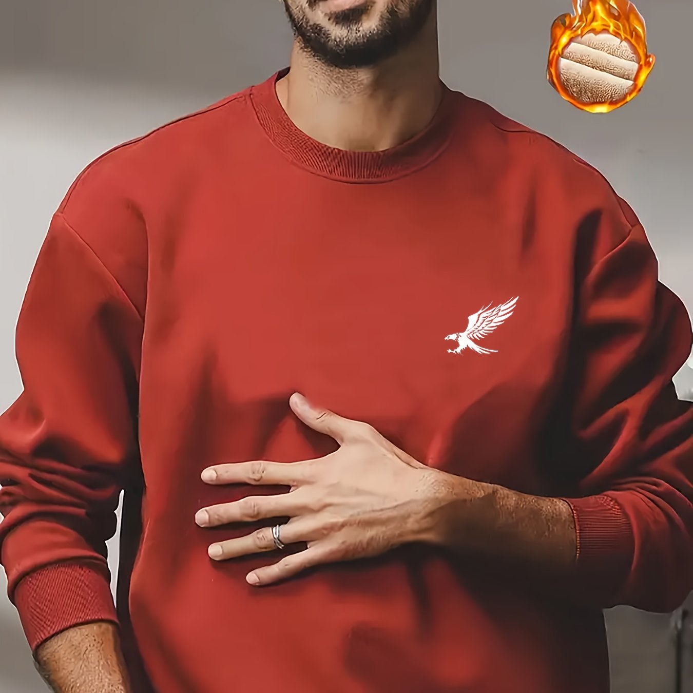 Erkaklar uchun ko'k rangli, qush emblemasi bilan bezatilgan, ichki qismi to'quv materialidan qilingan pullover. Kuz/qish qulayligi uchun 100% polyesterdan tayyorlangan.