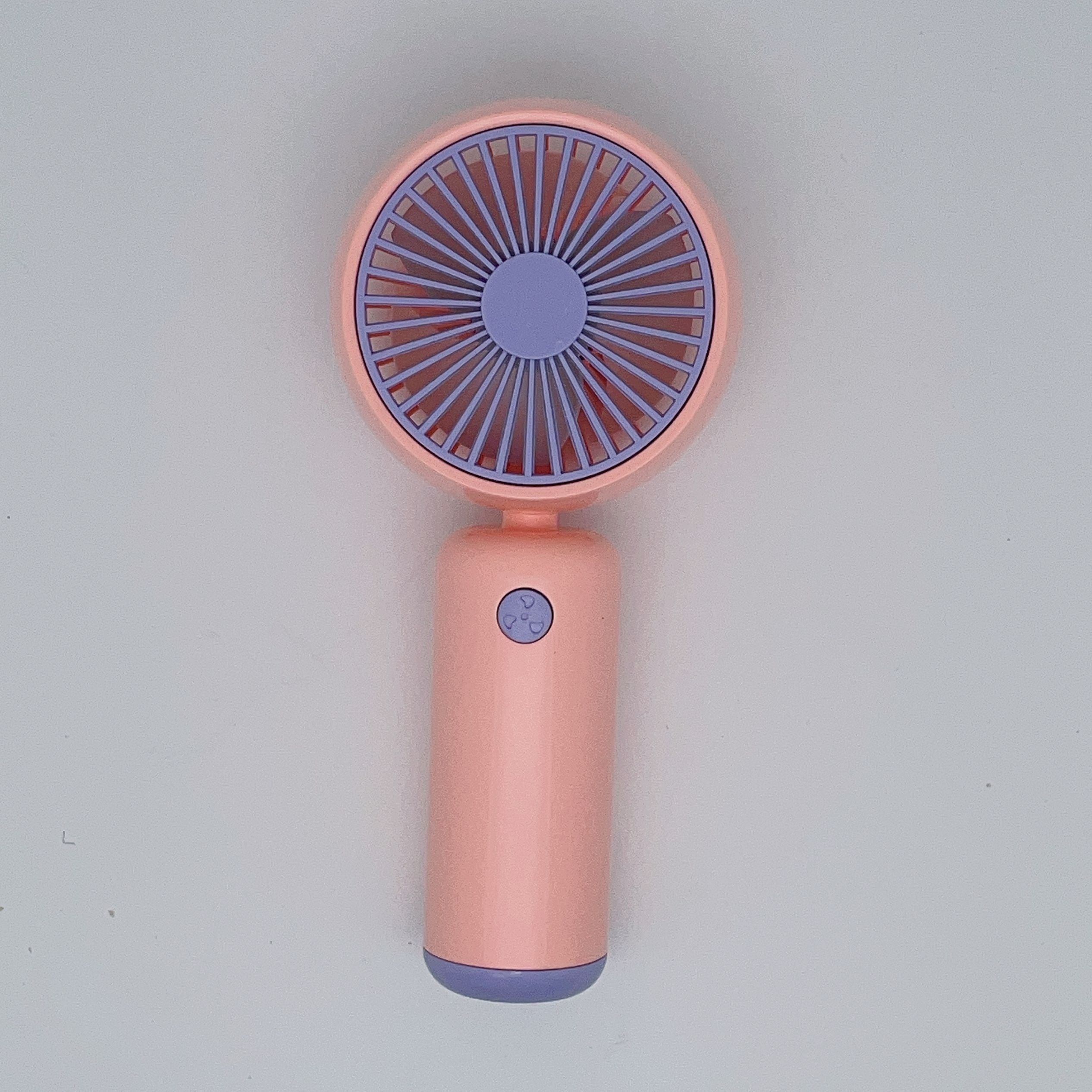 Kichik qo'lga olinadigan portativ ventilyator, USB orqali zaryadlanadigan batareya, uchta sozlanadigan tezlik va ichki va tashqi foydalanish uchun kiyiladigan dizayn.