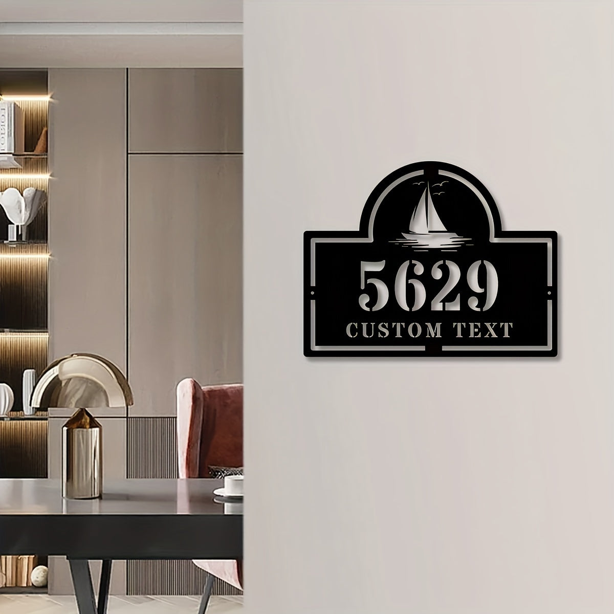 Maxsus metall uy raqami plakati va ko‘cha nomi devorga o‘rnatiladi, uy dekoratsiyasi