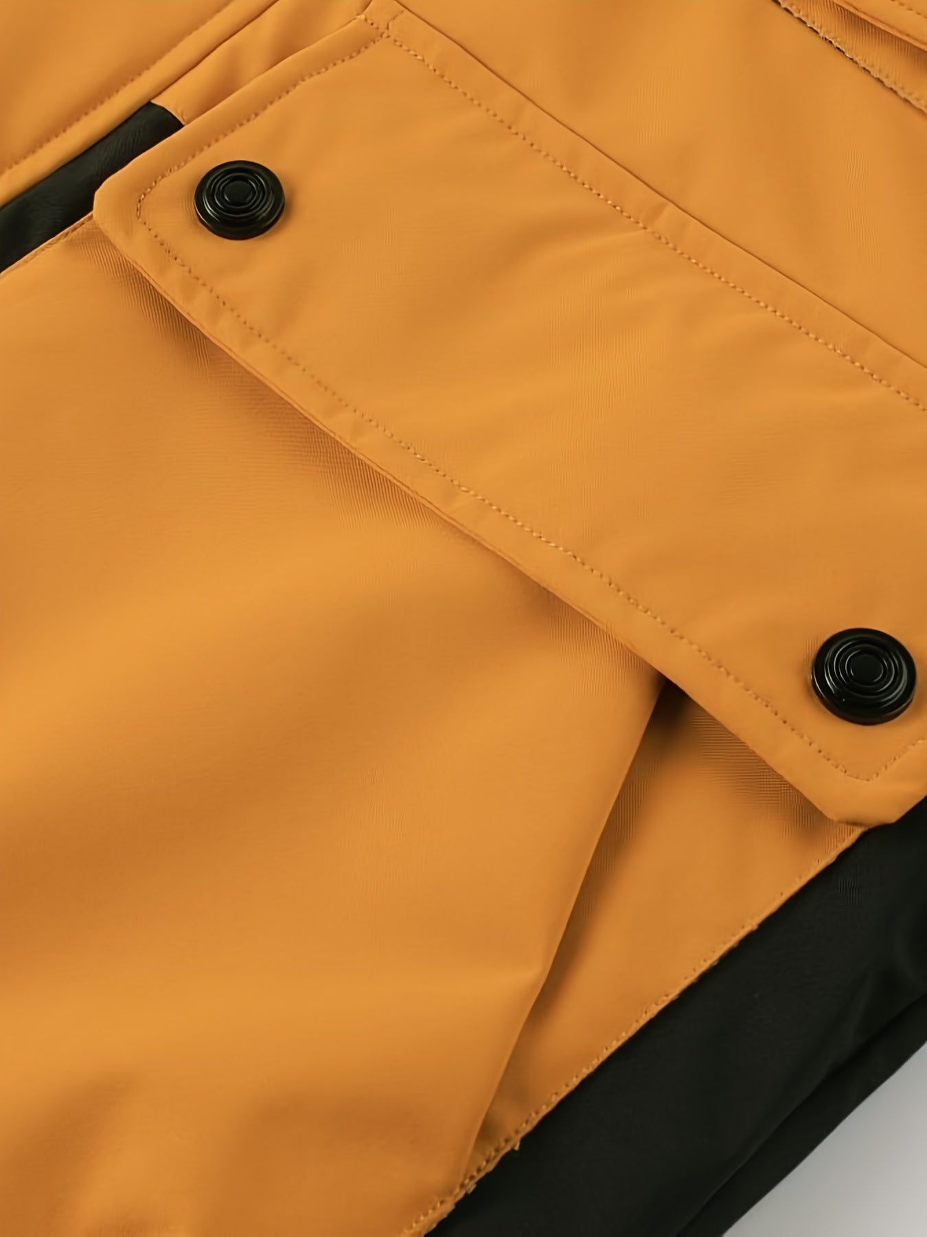 Erkaklar uchun engil shamol o'tkazmaydigan kurtka, suv o'tkazmaydigan va shamol o'tkazmaydigan, ajratiladigan kapyushon bilan, bahor va kuzda ochiq havoda faoliyatlar uchun mukammal.