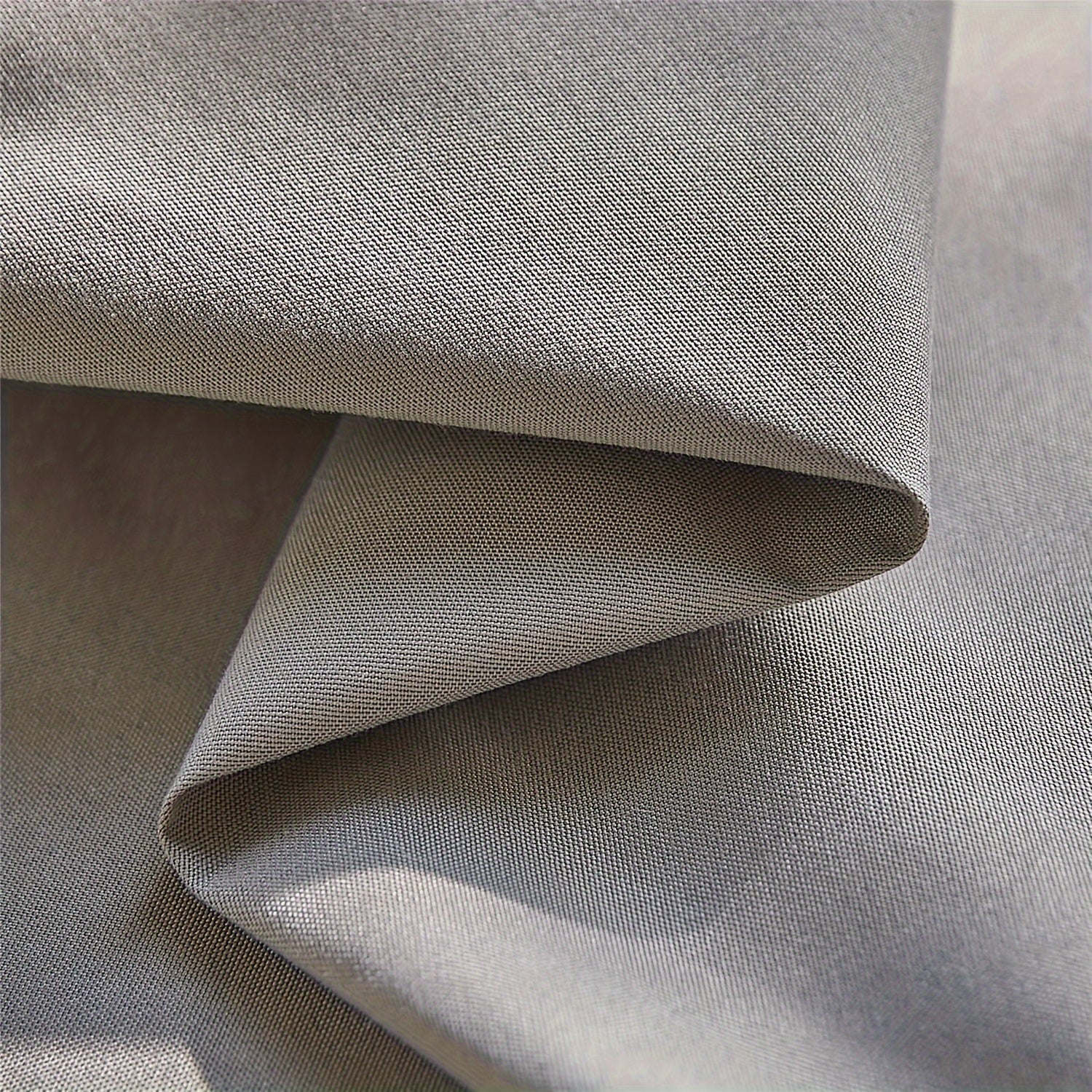 Qorong‘u qopqog‘li pardalar qora yoki oq izolyatsiyalangan, yoritishni to‘sadigan, yotoqxona va mehmonxona uchun