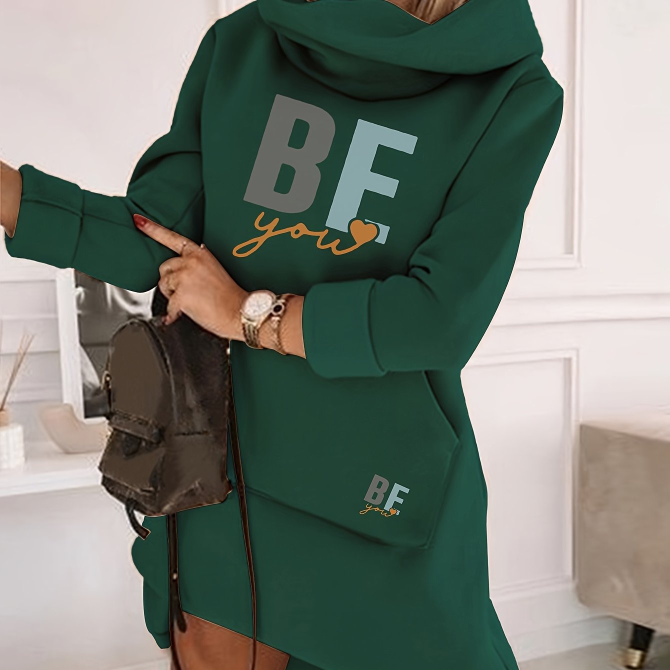 Ayollar uchun 100% polyester to'qima matodan tayyorlangan kapuchonli tunika ko'ylak, geometrik naqsh, appliqué tafsilotlari bilan, bahor, yoz va kuz uchun ideal.