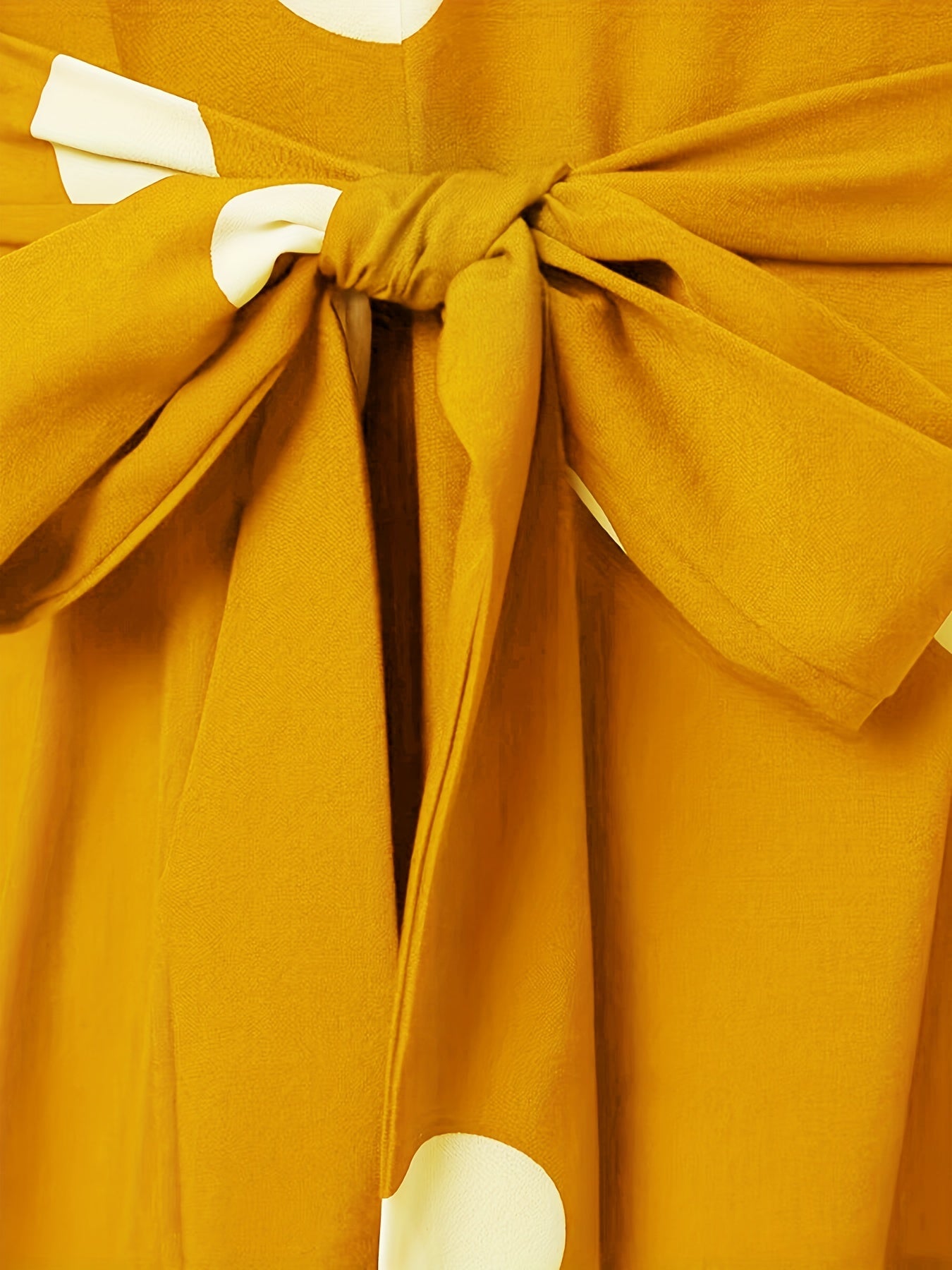 Элегантная абая с красными горошками, завязкой на талии, рюшами по низу и длинными рукавами. Изготовлена из 100% полиэстера, можно стирать в машине. Идеально подходит для весенних/летних/осенних мероприятий.