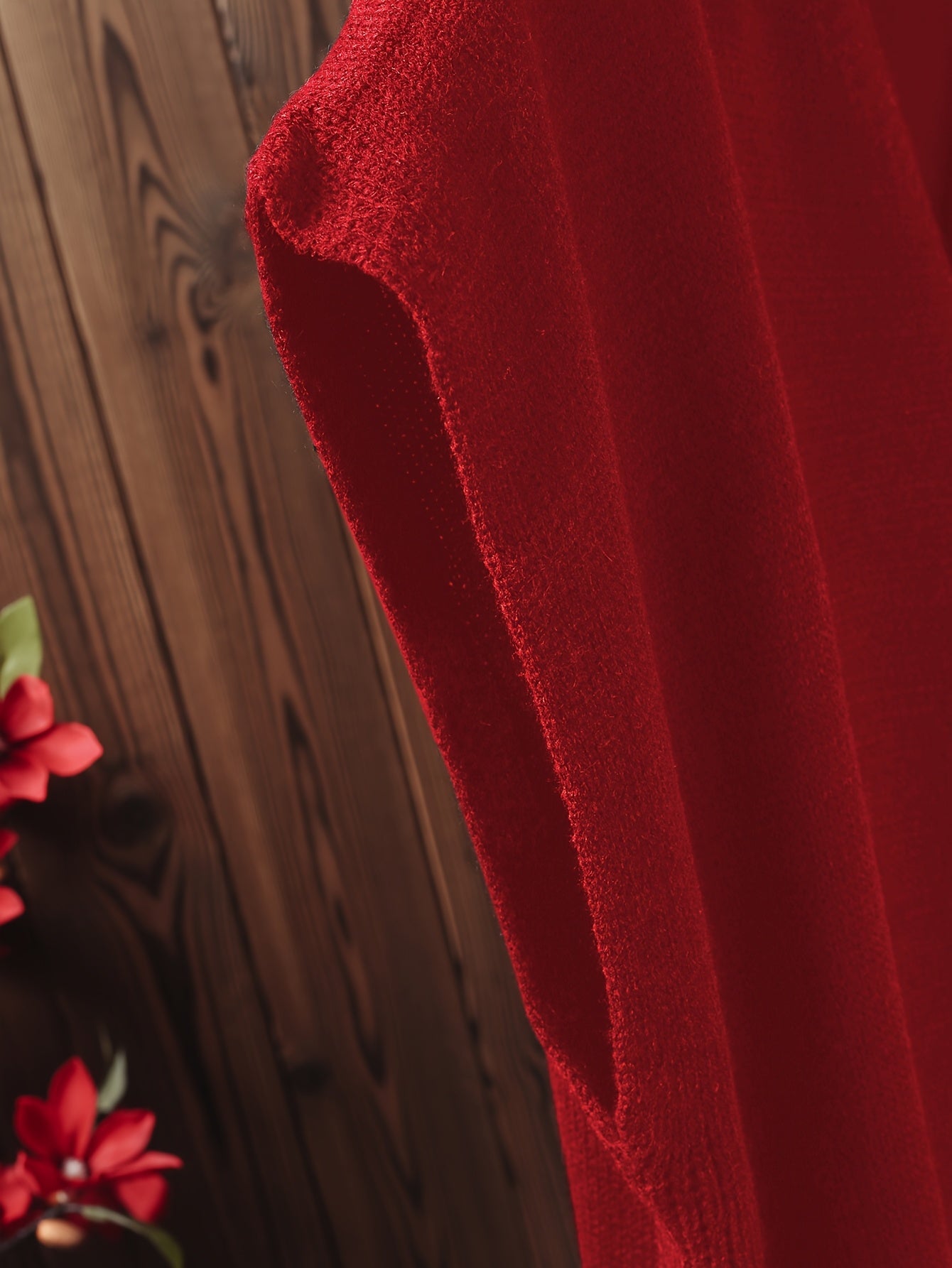 Katta o'lchamdagi ayollar uchun yirtqichlari bo'lgan bir rangli V-yuqori pullover.