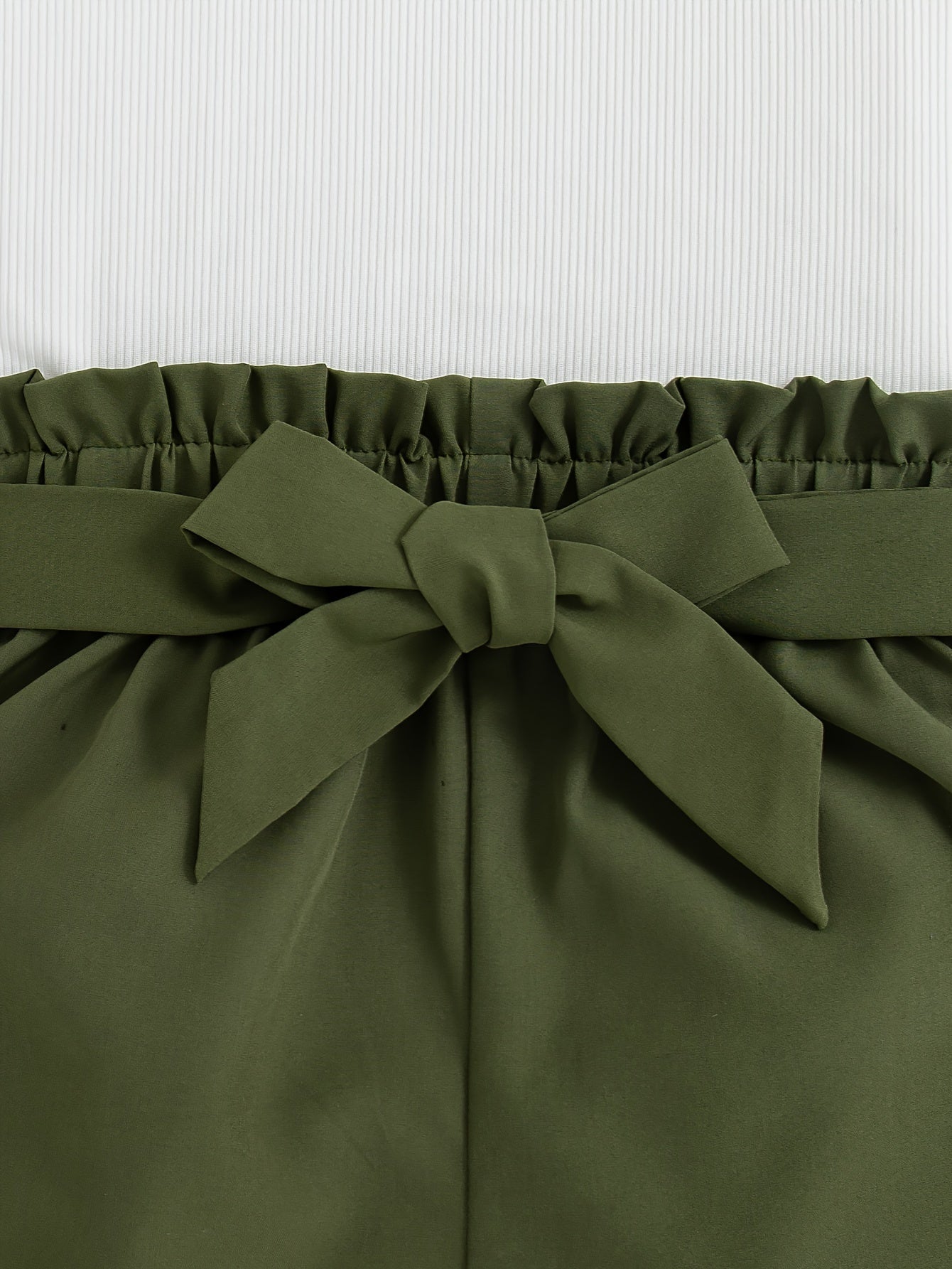 Летний комплект для девочек: безрукавка из трикотажа и шорты с ремнём для активного отдыха