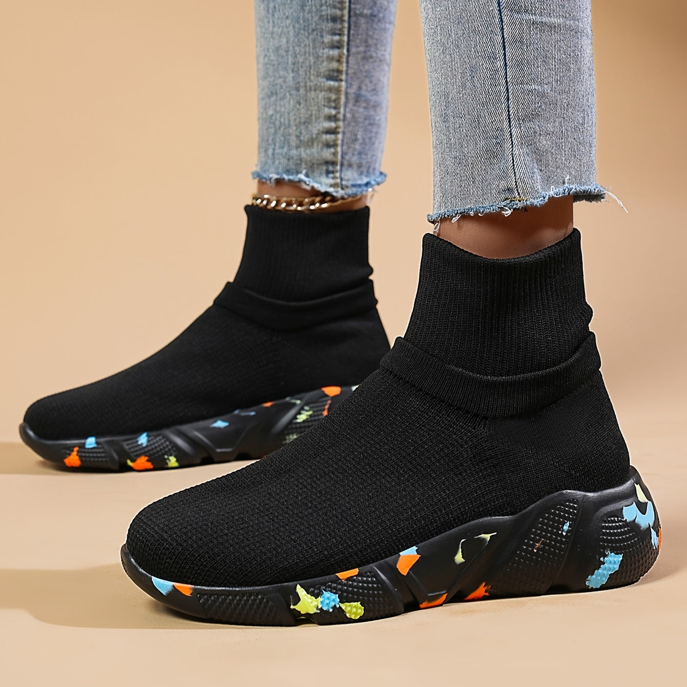 Ayollar uchun engil slip-on krossovkalar, nafas oladigan to'qima materialdan, qora rangda rangli aksentlar bilan, pastki dizayn, dumaloq barmoq, MD taglik, ochiq havoda faoliyatlar uchun ideal.