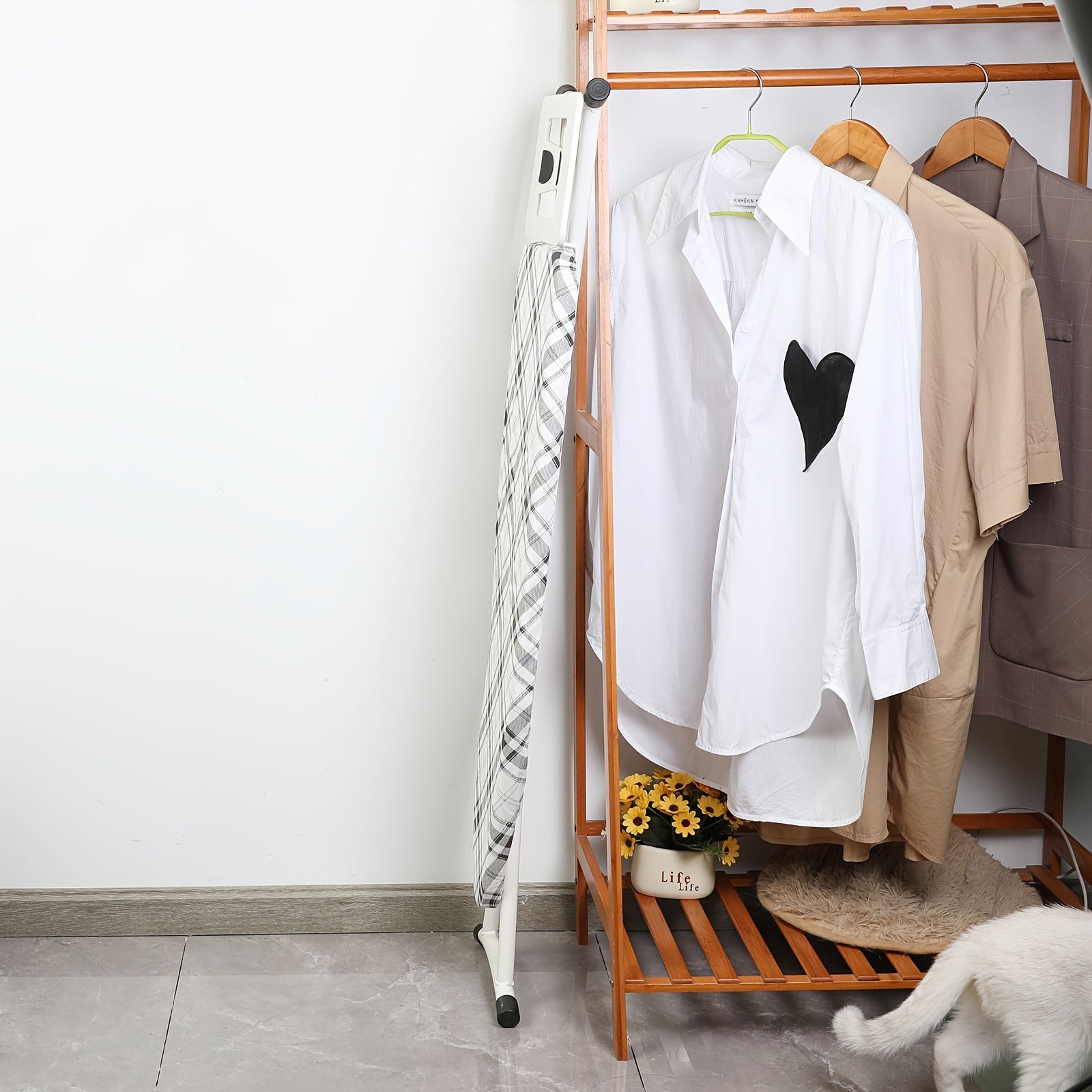 Vertikal bukadigan temir taxtasi keng yuzasi va metall ramkaga ega