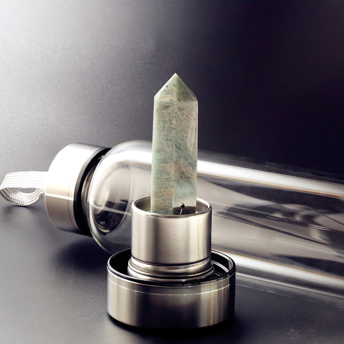 Sun'iy kristal suv shishasi, ametist va oq kristalli cho'zilgan tosh dizayni bilan