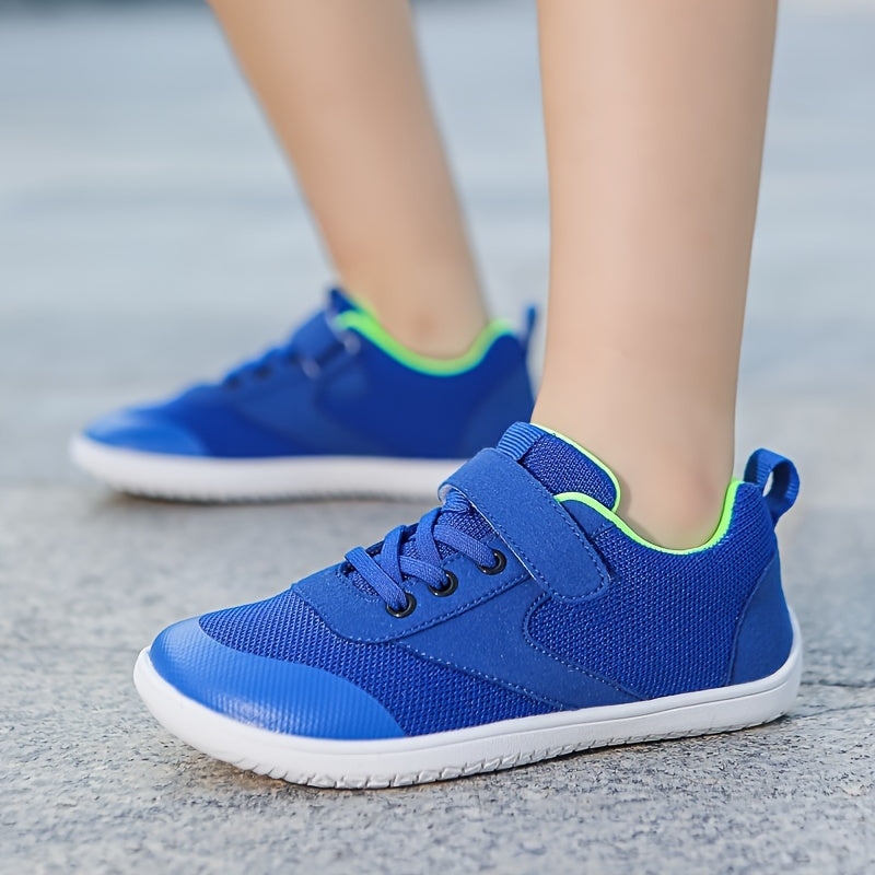 Unisex bolalar uchun moda krossovkalari - Har mavsumga mos keladigan preppy uslubi. Moslashuvchan tasma va nafas oladigan to'r mato ustki qismi, kauchuk taglik bilan ta'minlangan.