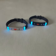 Silicone juftlik bilaguzuklari - 2 dona to'plam, "MEN SIZNI SEVAMAN" yozuvi bilan. Qiziqarli va minimalistik dizayn, har kuni kiyish uchun yoki shirin Sevgililar kuni sovg'asi uchun ideal.