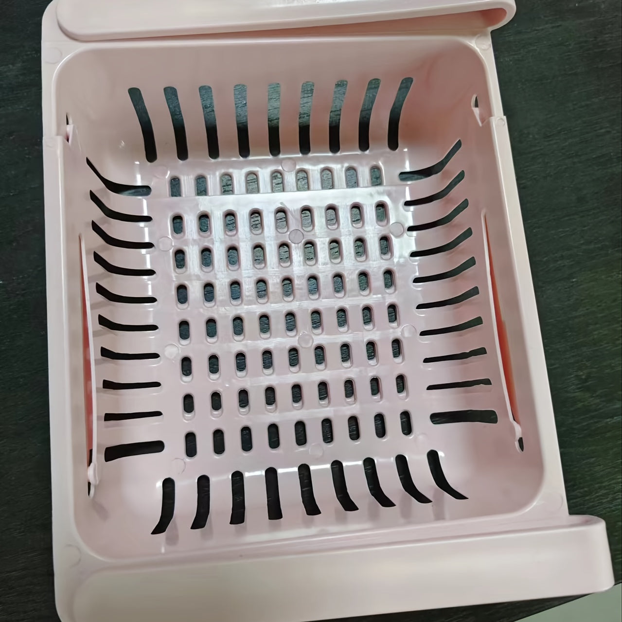 Moslashuvchan muzlatgich saqlash savati, oziq-ovqat uchun xavfsiz plastmassa, yangi mahsulotlar va muzlatgich uchun joyni tejovchi slayder dizayni, yengil ko'k, pushti, oq ranglarda