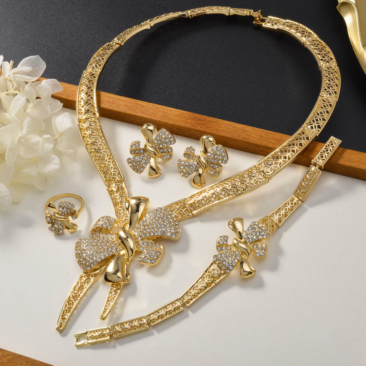 Ayollar uchun ajoyib mis zargarlik to'plami, porloq kamon, murakkab geometrik naqshlar va hashamatli marjon, bilaguzuk, sirg'a va uzukni o'z ichiga oladi. Ushbu retro Sharqiy uslub to'plami partiyalar, banketlar uchun mukammal va ajoyib.